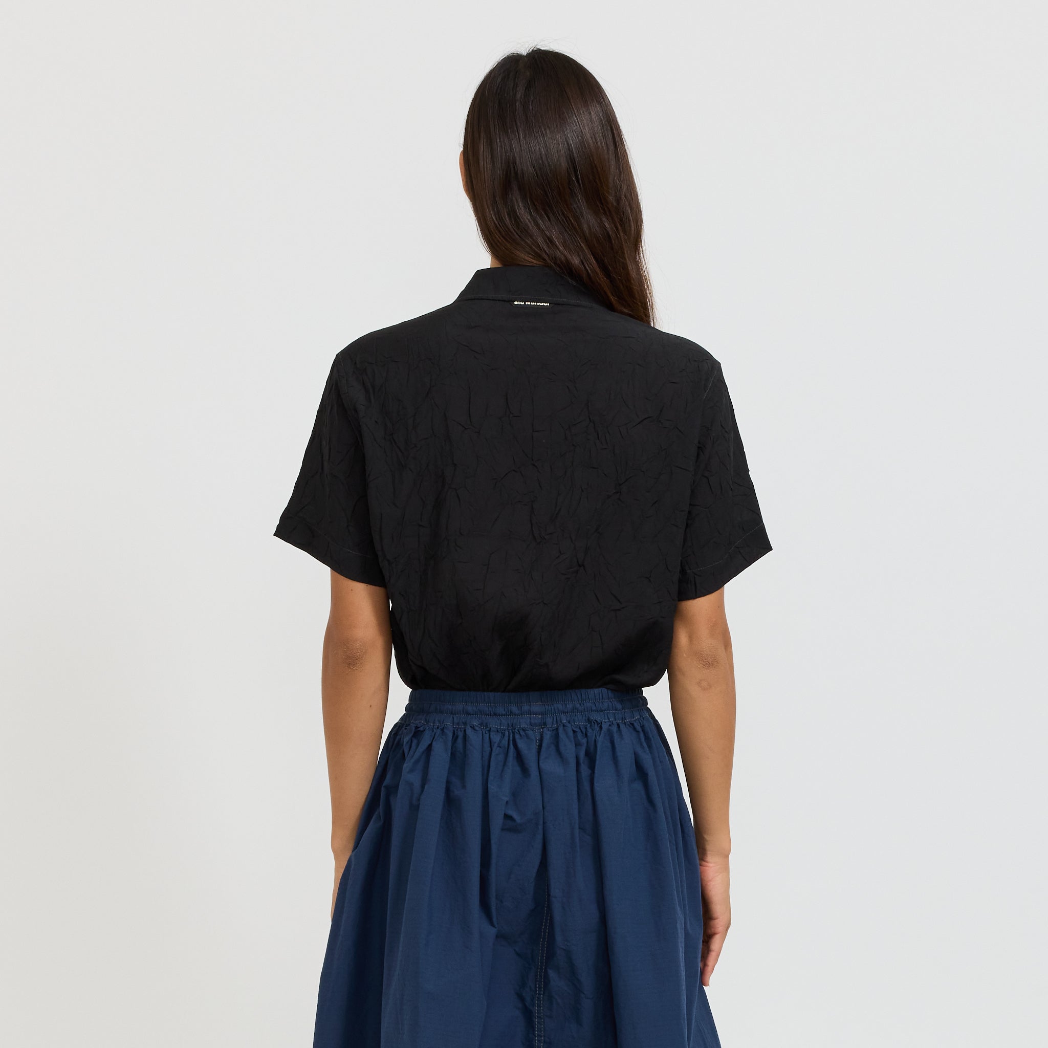 And Wander | Washer Pleated Open SS Shirt Black | Maplestore