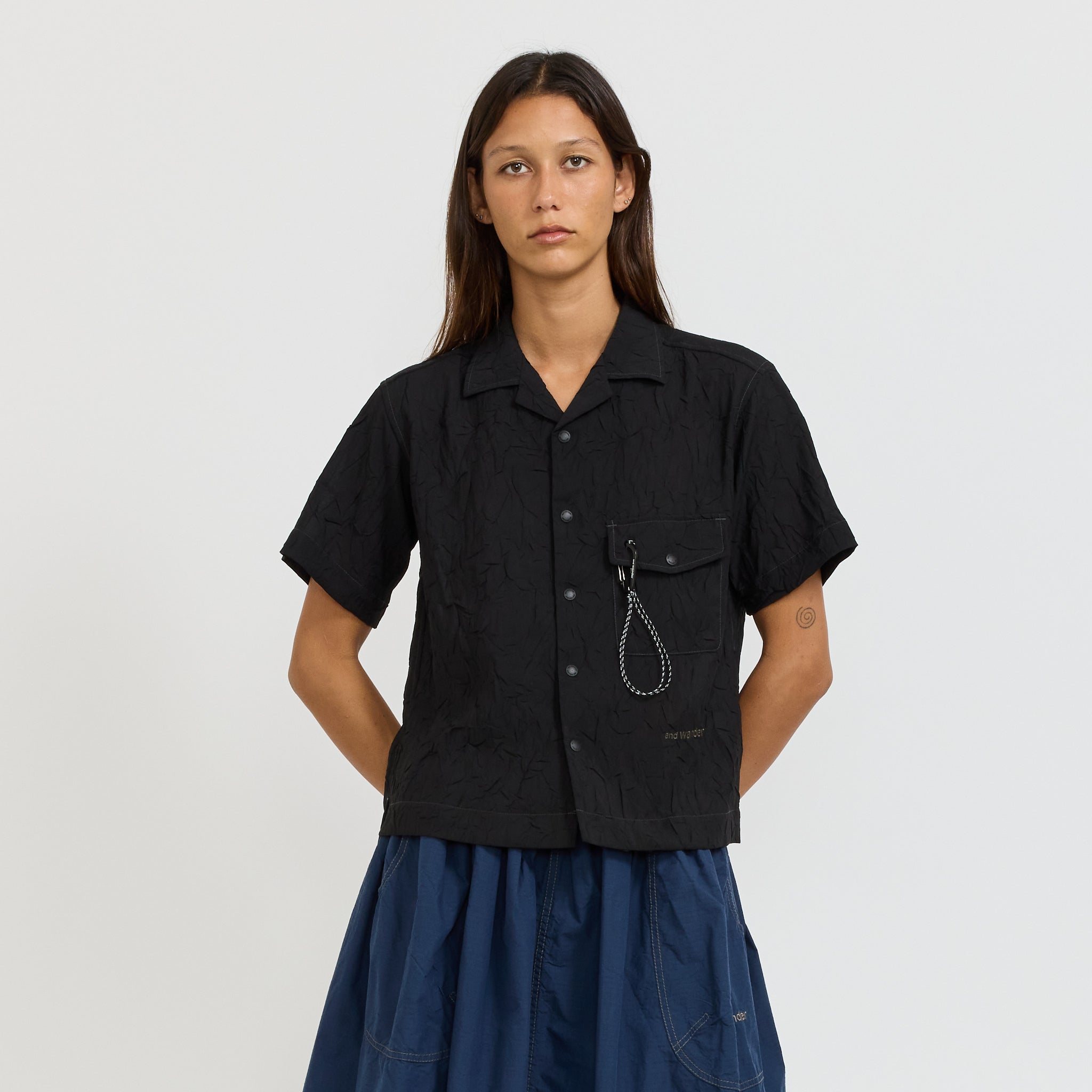 And Wander | Washer Pleated Open SS Shirt Black | Maplestore