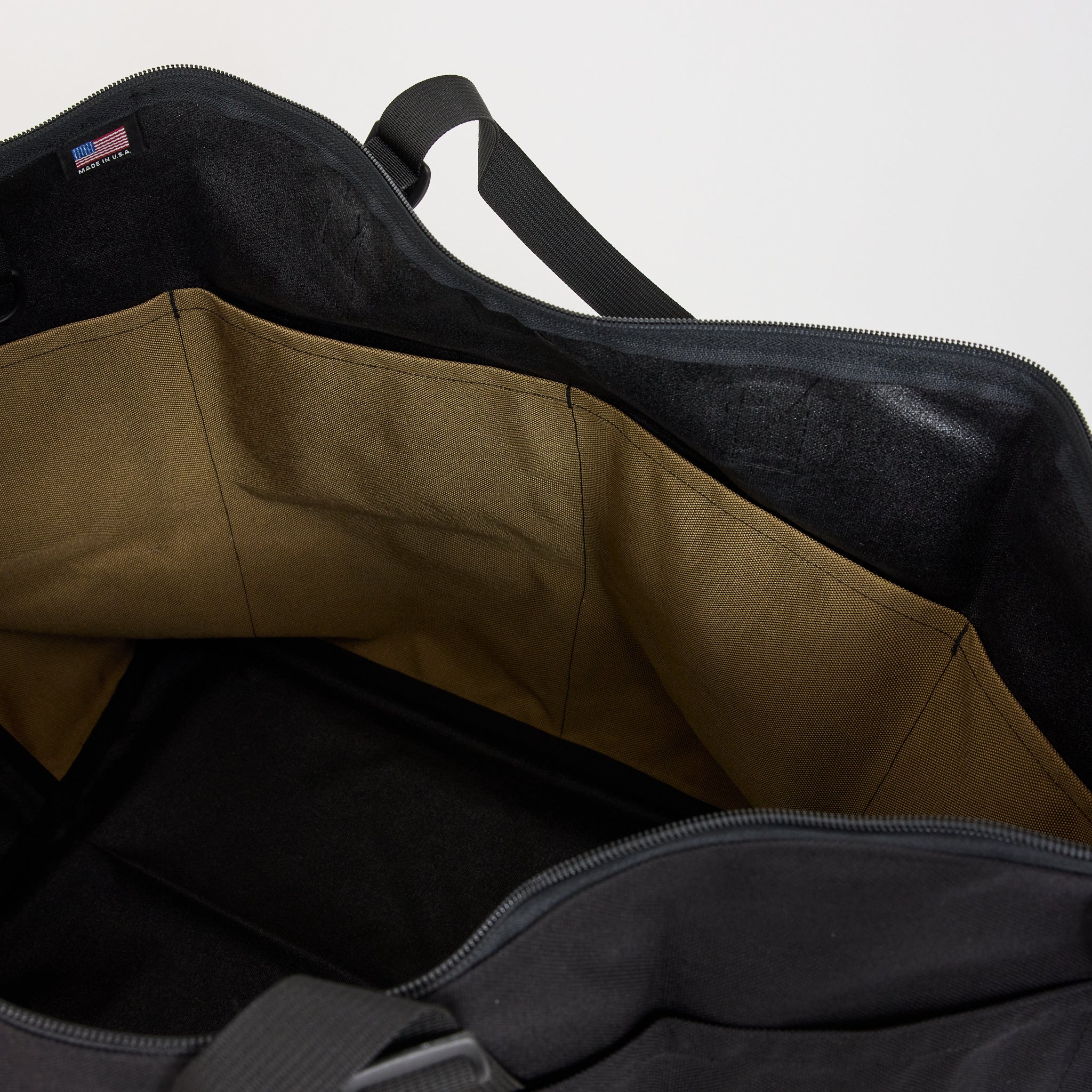 Bags In Progress | Traveler Duffle Black | Maplestore
