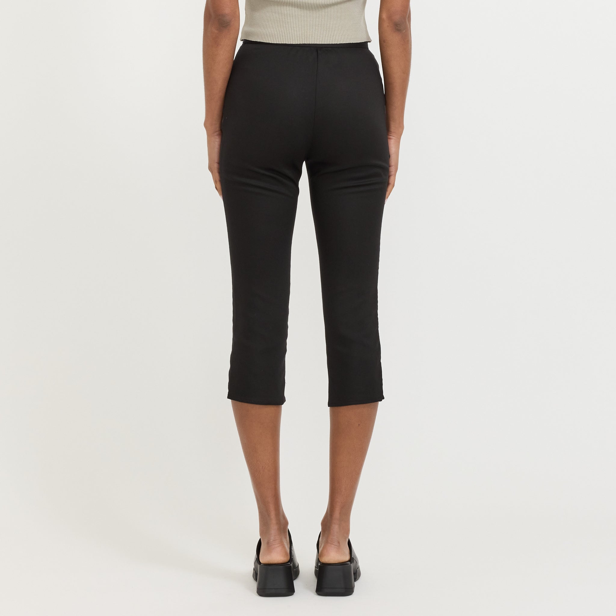 Anouk Capris Black