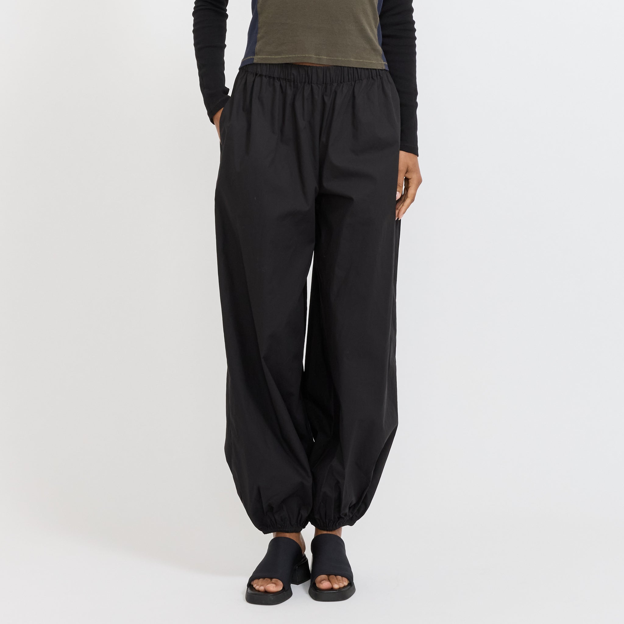 Yan Pants Black