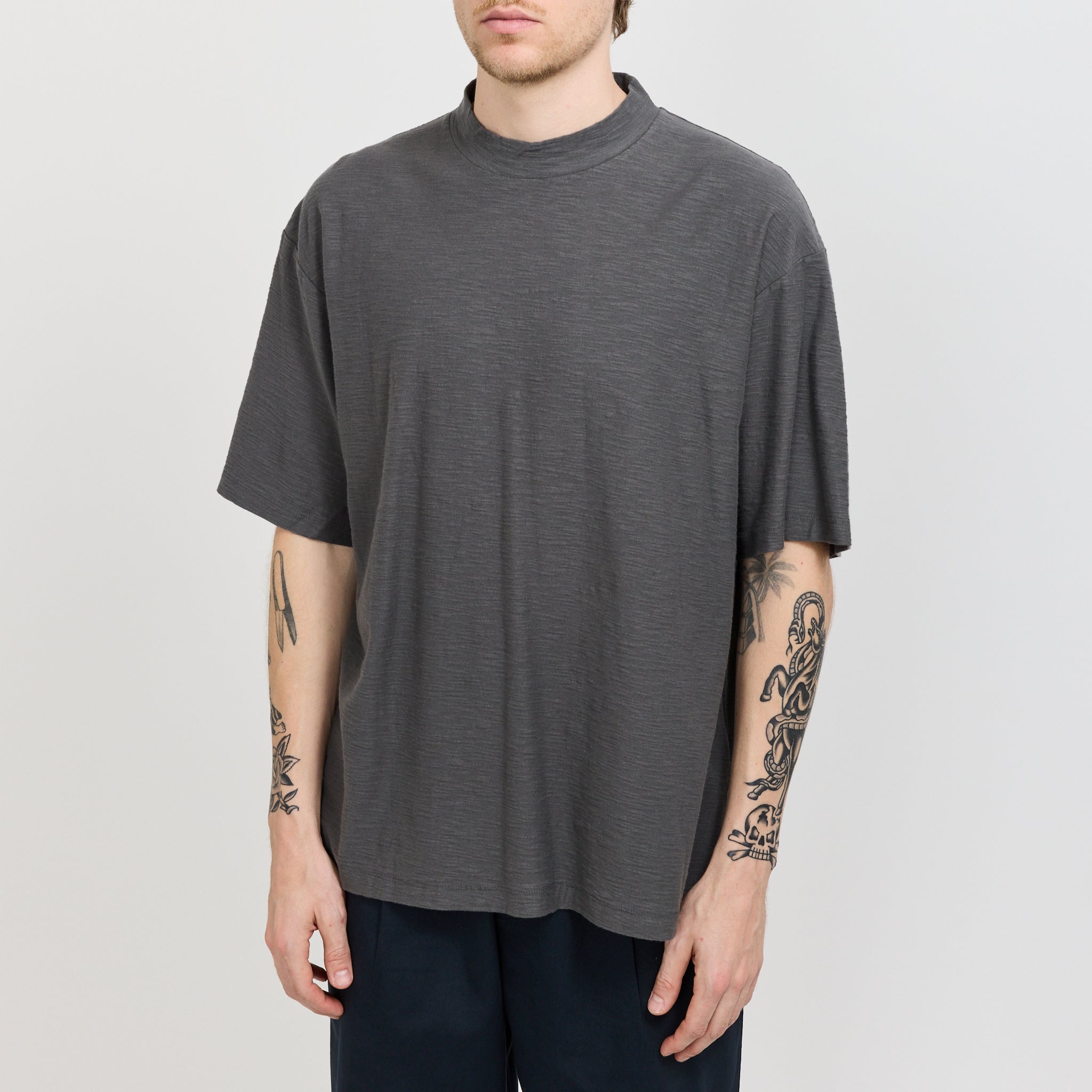 Eastlogue | Mock Neck T-Shirt Charcoal | Maplestore