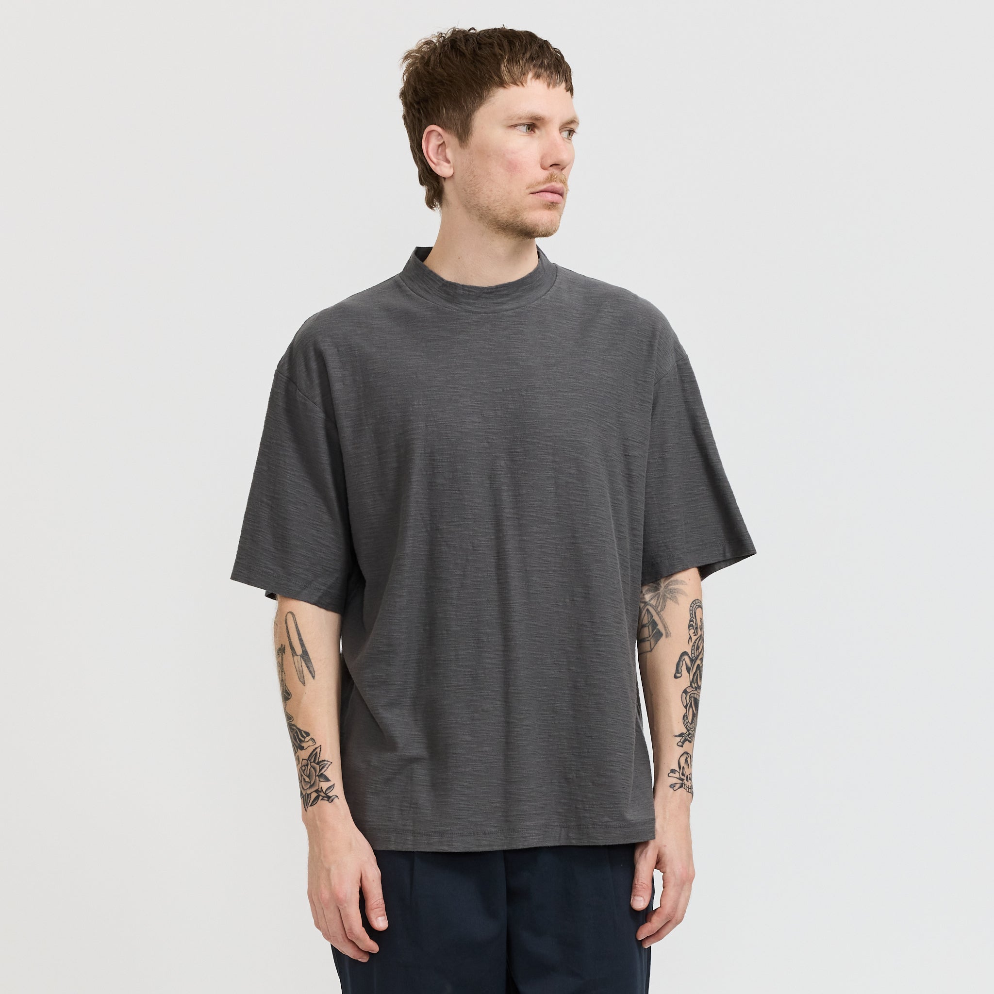 Eastlogue | Mock Neck T-Shirt Charcoal | Maplestore