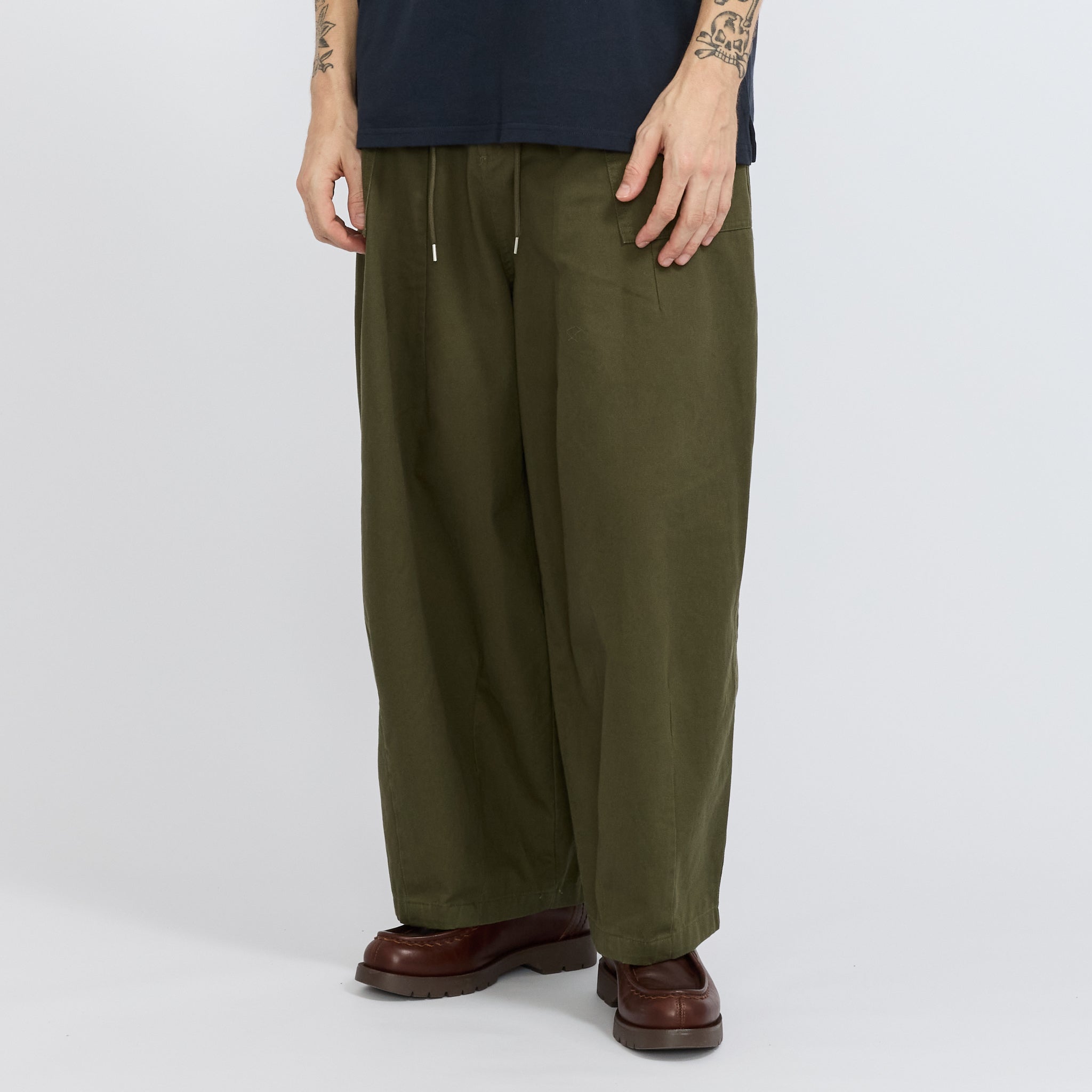 ENFOLD STRAIGHT BALLOON-PANTS ダークグリーン Twill Balloon Pants Olive | Modern Mens Pants by Frizmworks