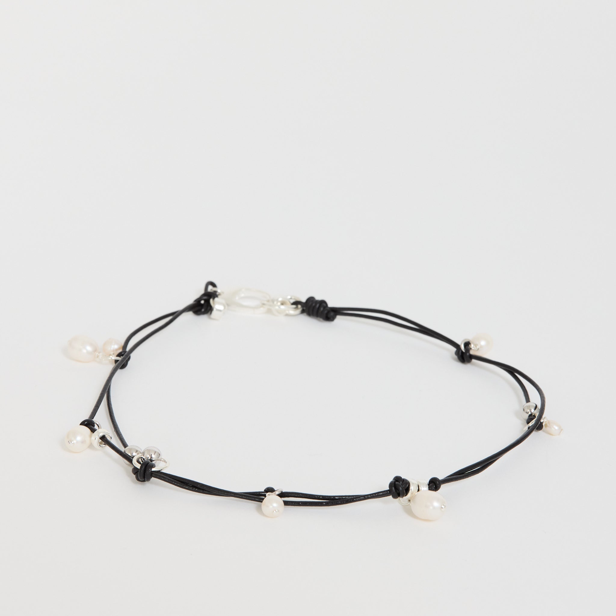 Joye | Barb Charm Necklace Black | Maplestore