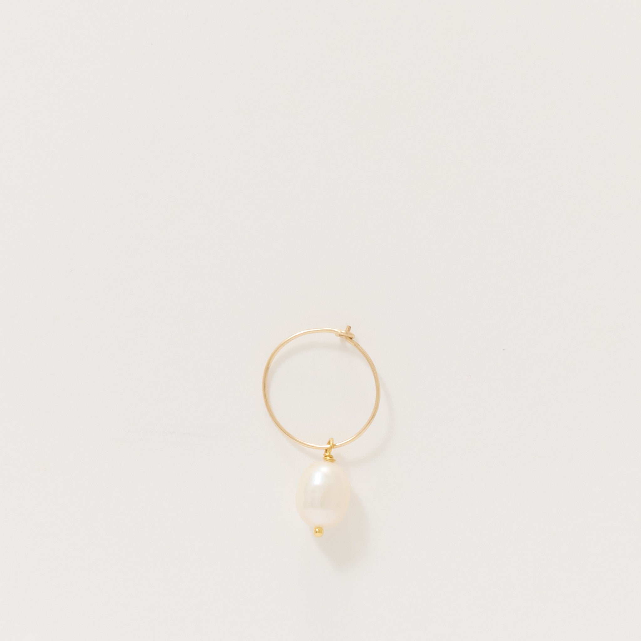 Joye | Pearl Charm Hoop Single Gold | Maplestore