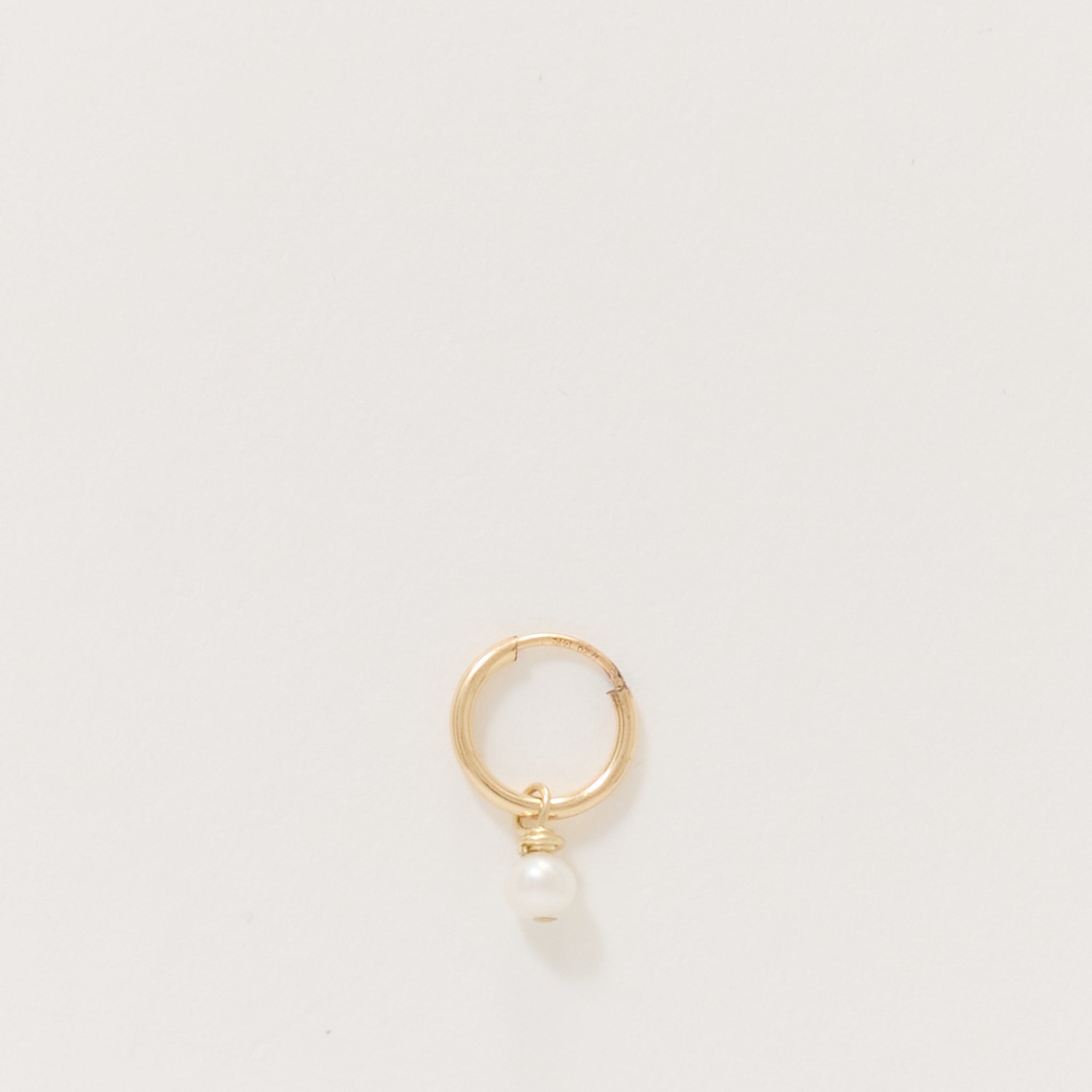 Joye | Pearl Huggie Single Gold | Maplestore