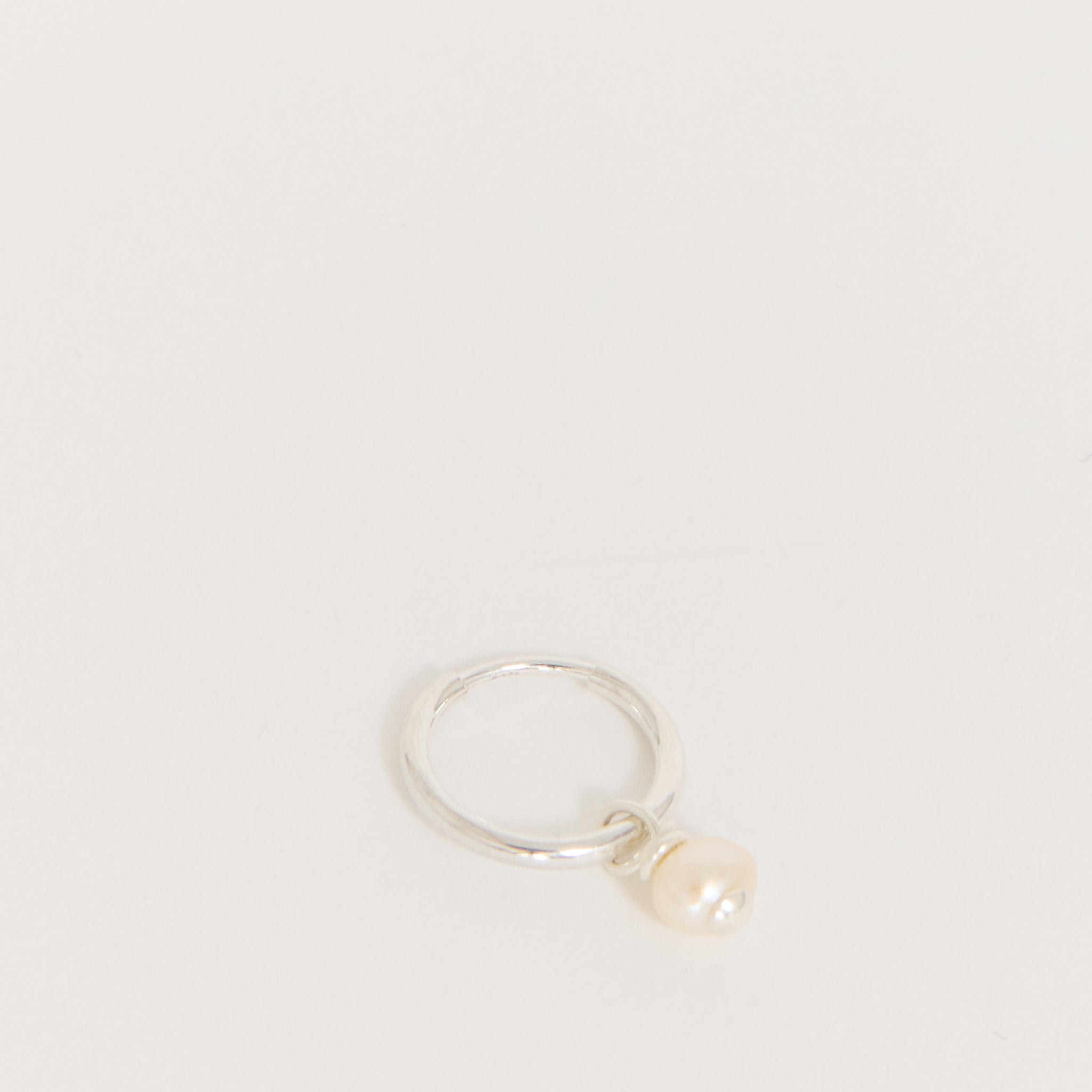 Joye | Pearl Huggie Single Silver | Maplestore