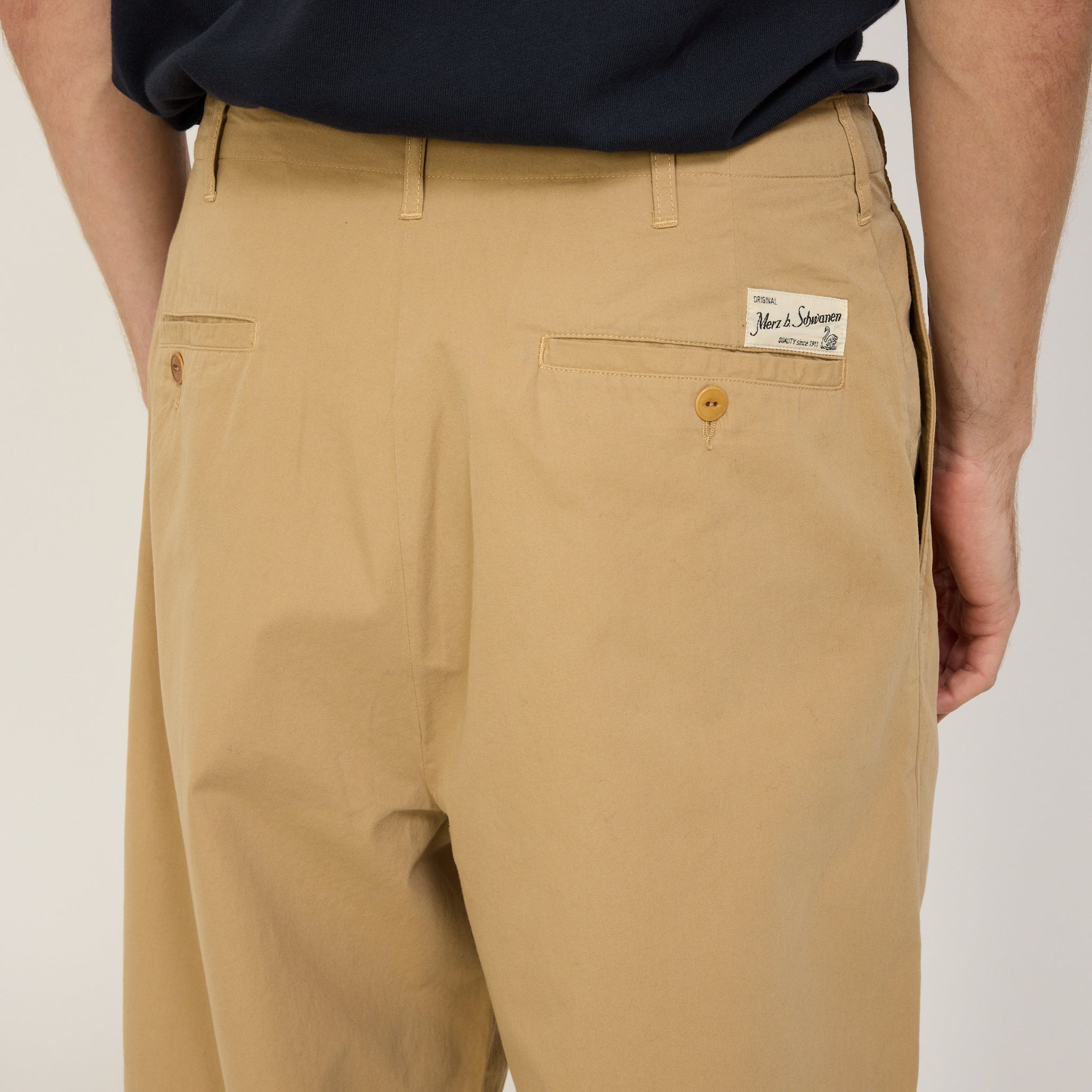 Merz B Schwanen | GOOD BASICS | Relaxed Fit Pleated Front Pants Khaki | Maplestore