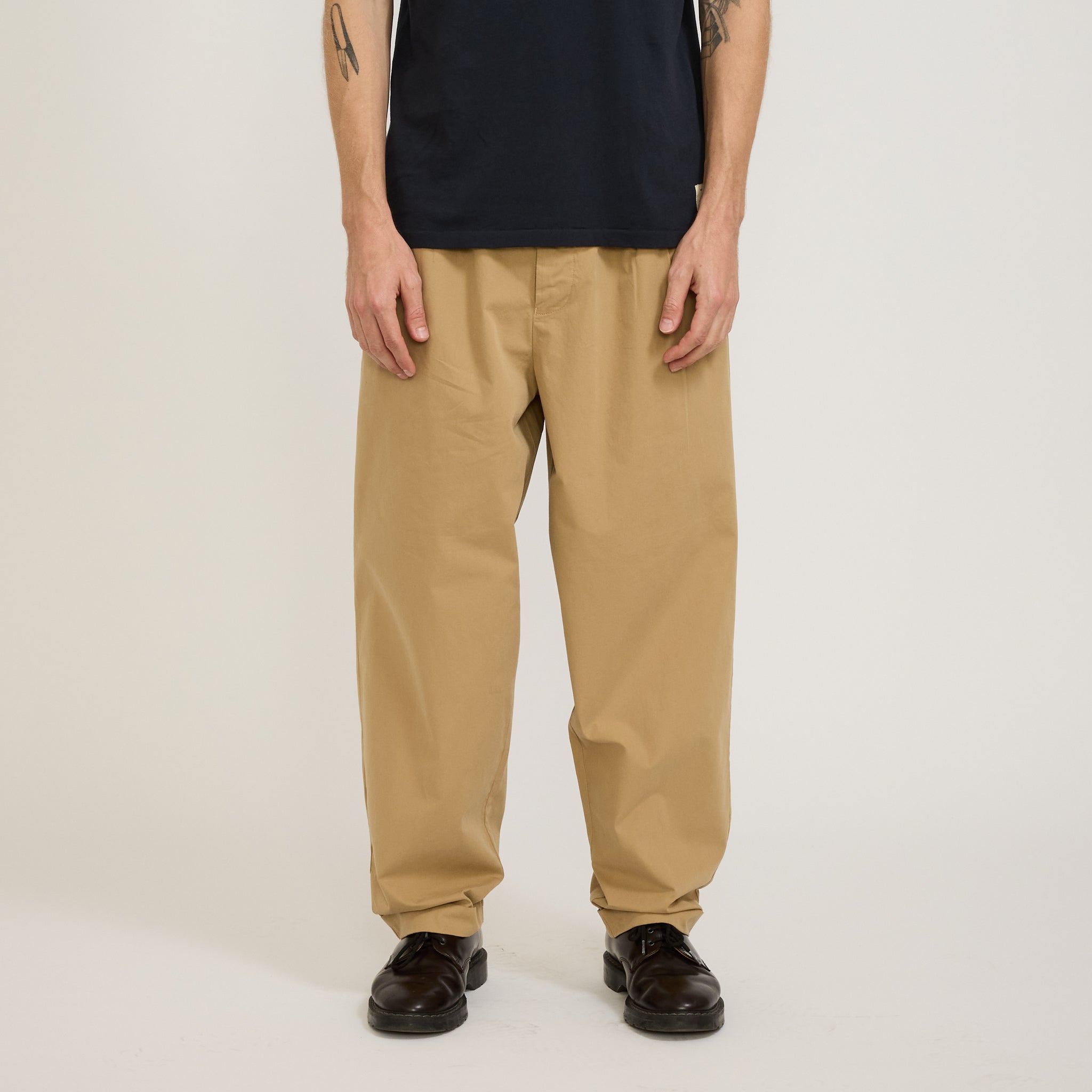 Merz B Schwanen | GOOD BASICS | Relaxed Fit Pleated Front Pants Khaki | Maplestore
