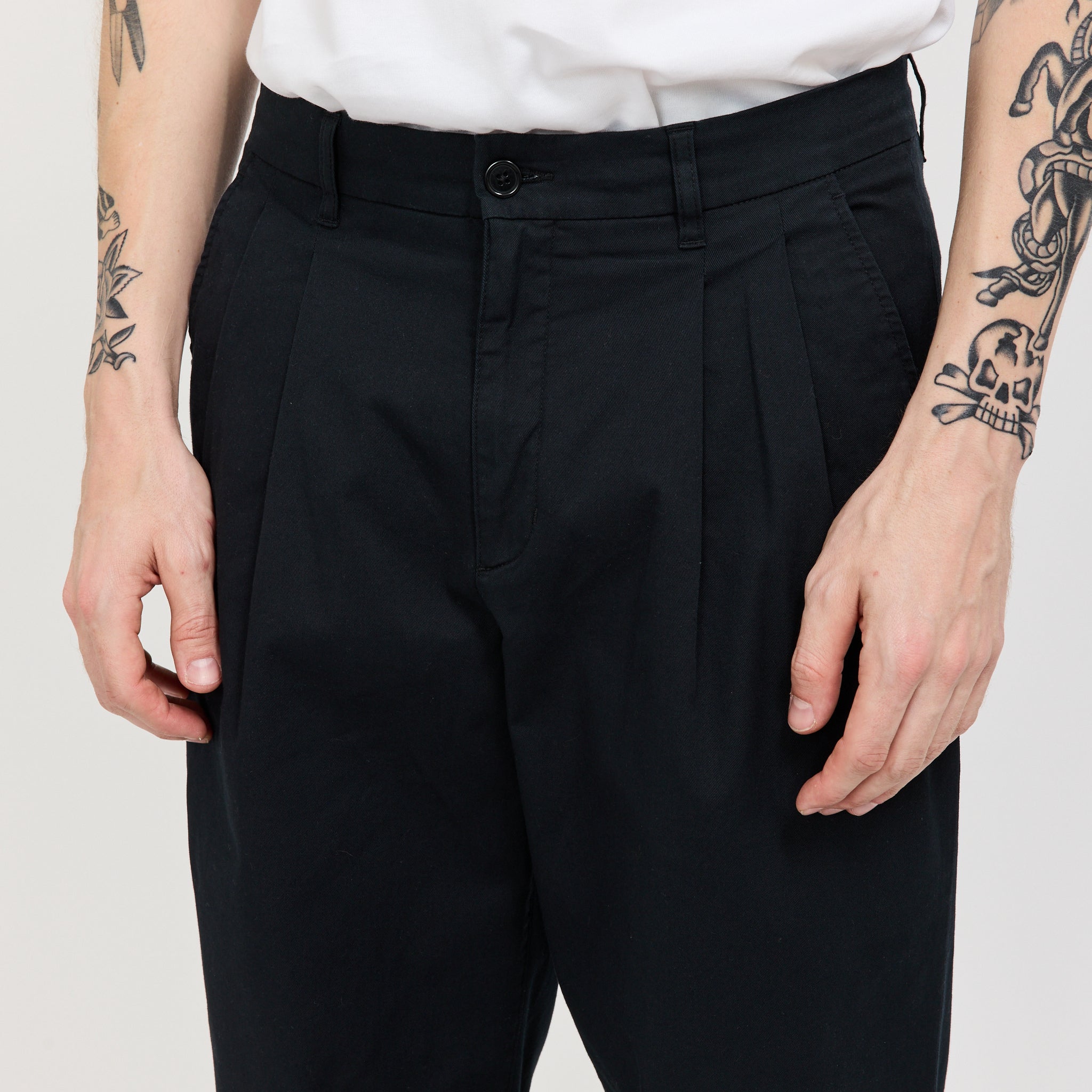 Norse Projects | Benn Relaxed Twill Pleated Trouser Black | Maplestore