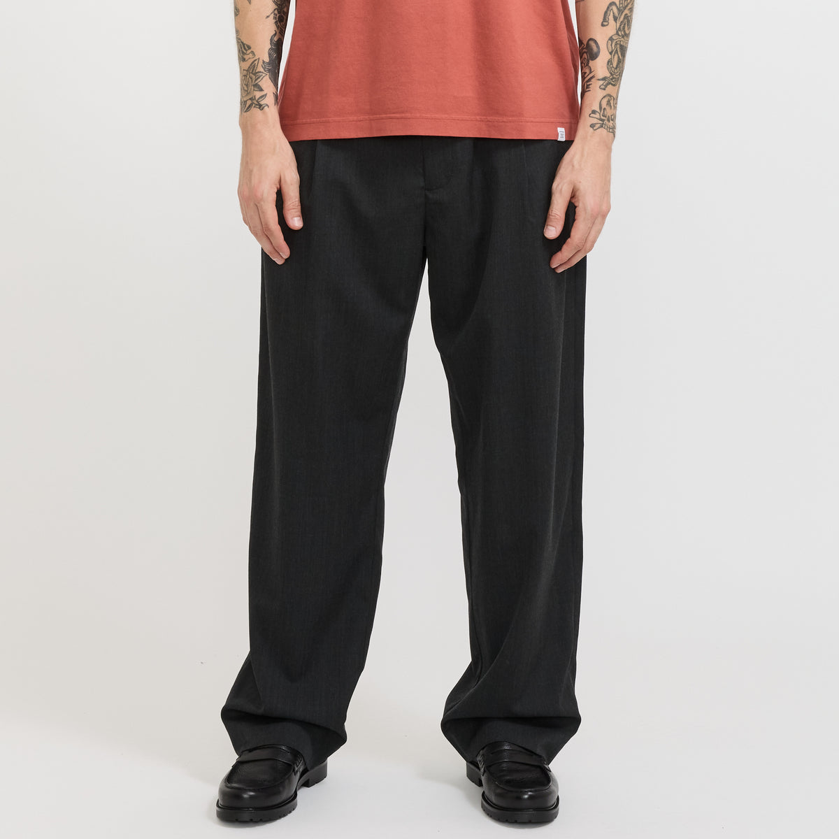 Norse Projects | Volda Easy Worsted Wool Pleated Trouser Charcoal Grey | Maplestore