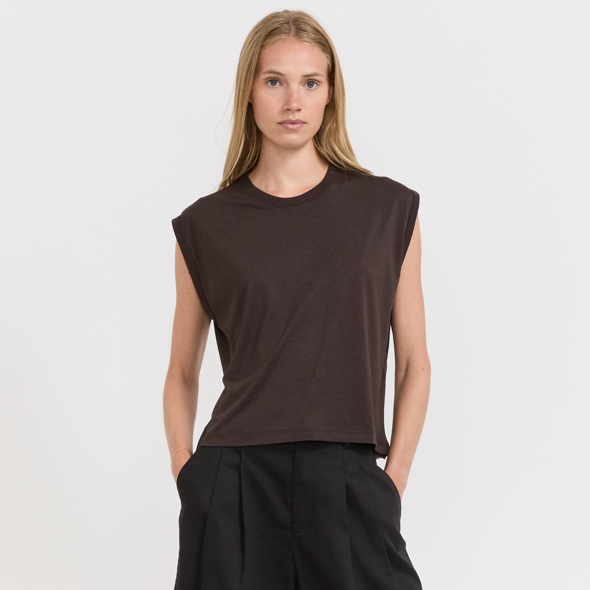 Sessun | Deedo Sleeveless T-Shirt Espresso | Maplestore