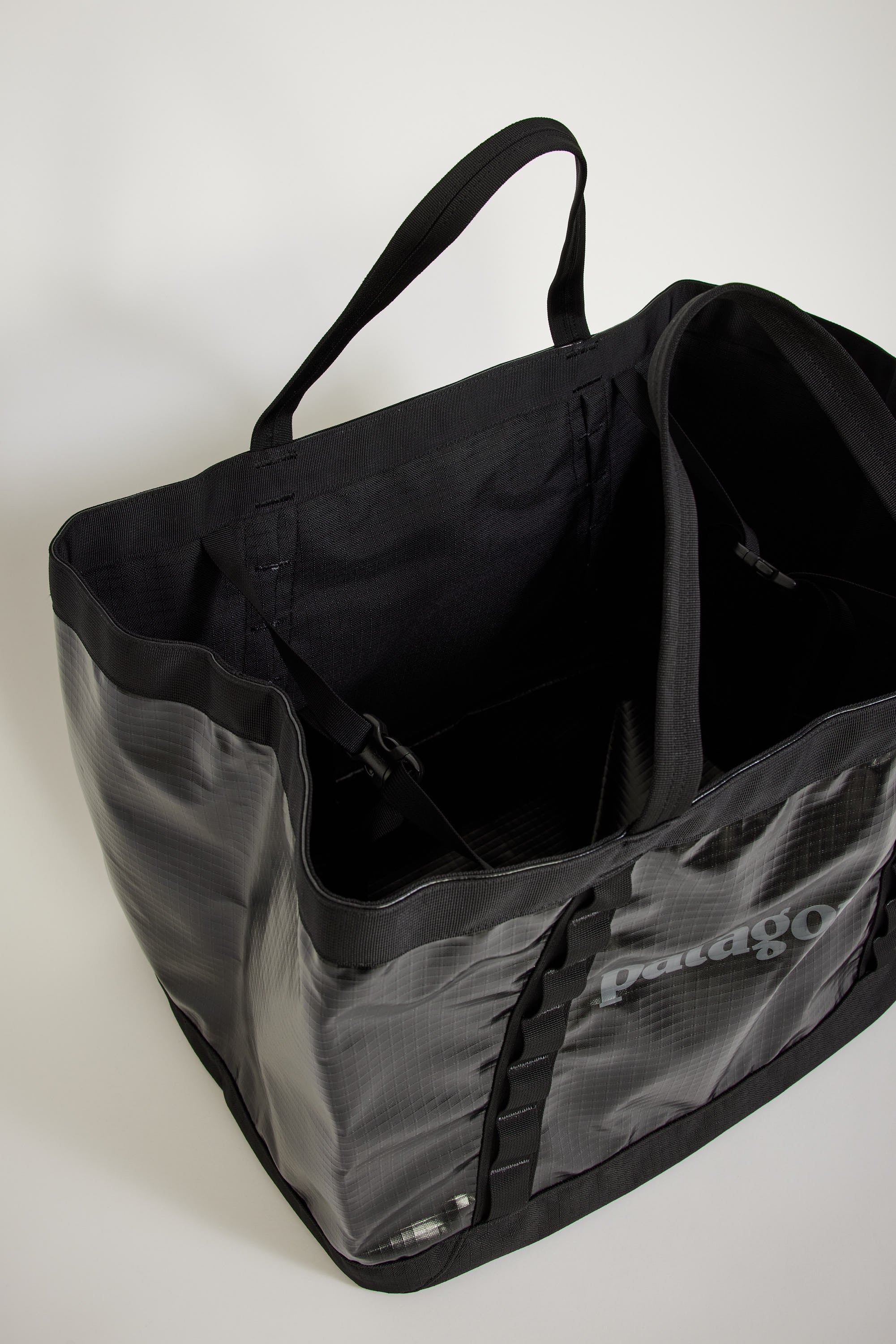 Patagonia | Black Hole Gear Tote Black | Maplestore