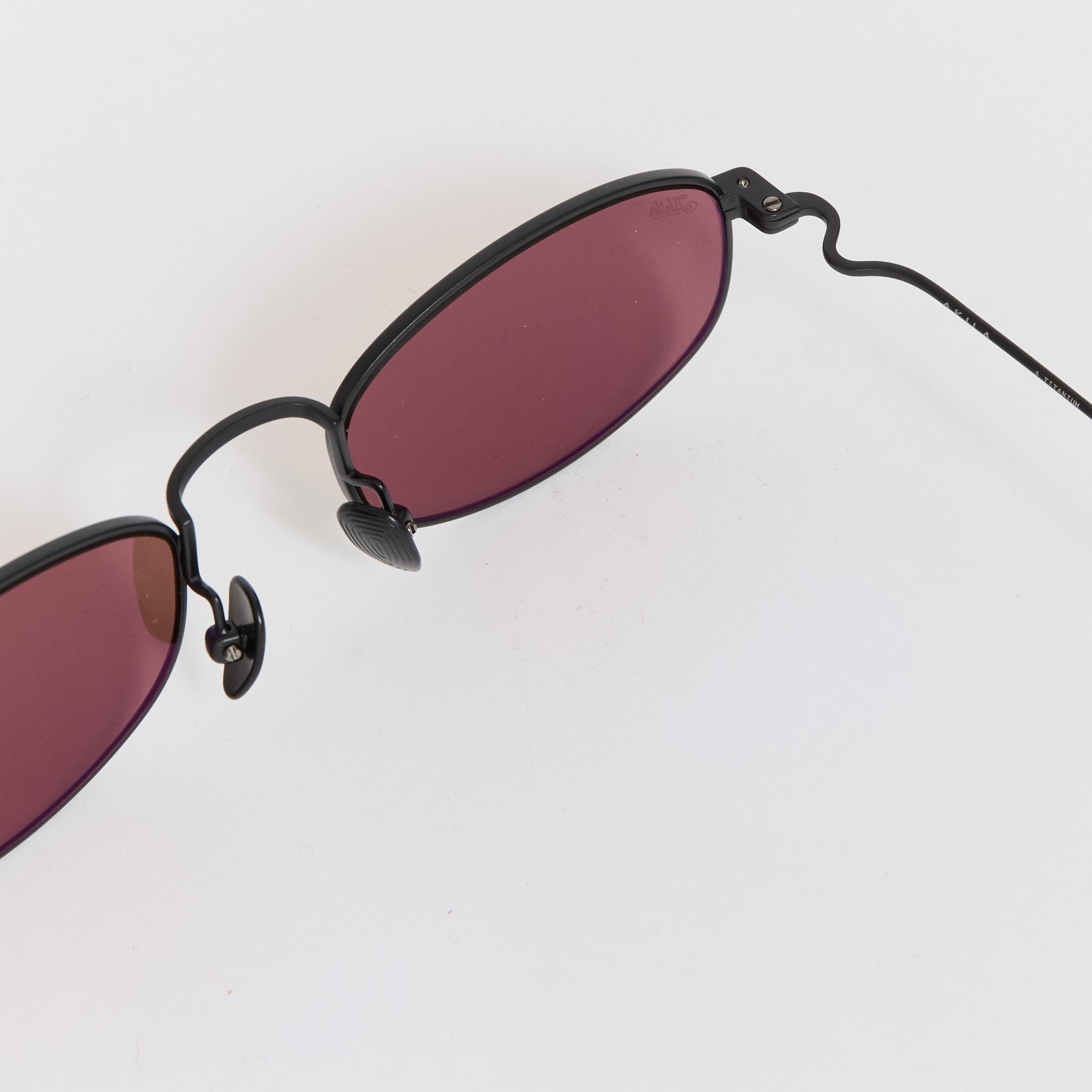 Akila | Icon Matte Black/Burgundy | Maplestore