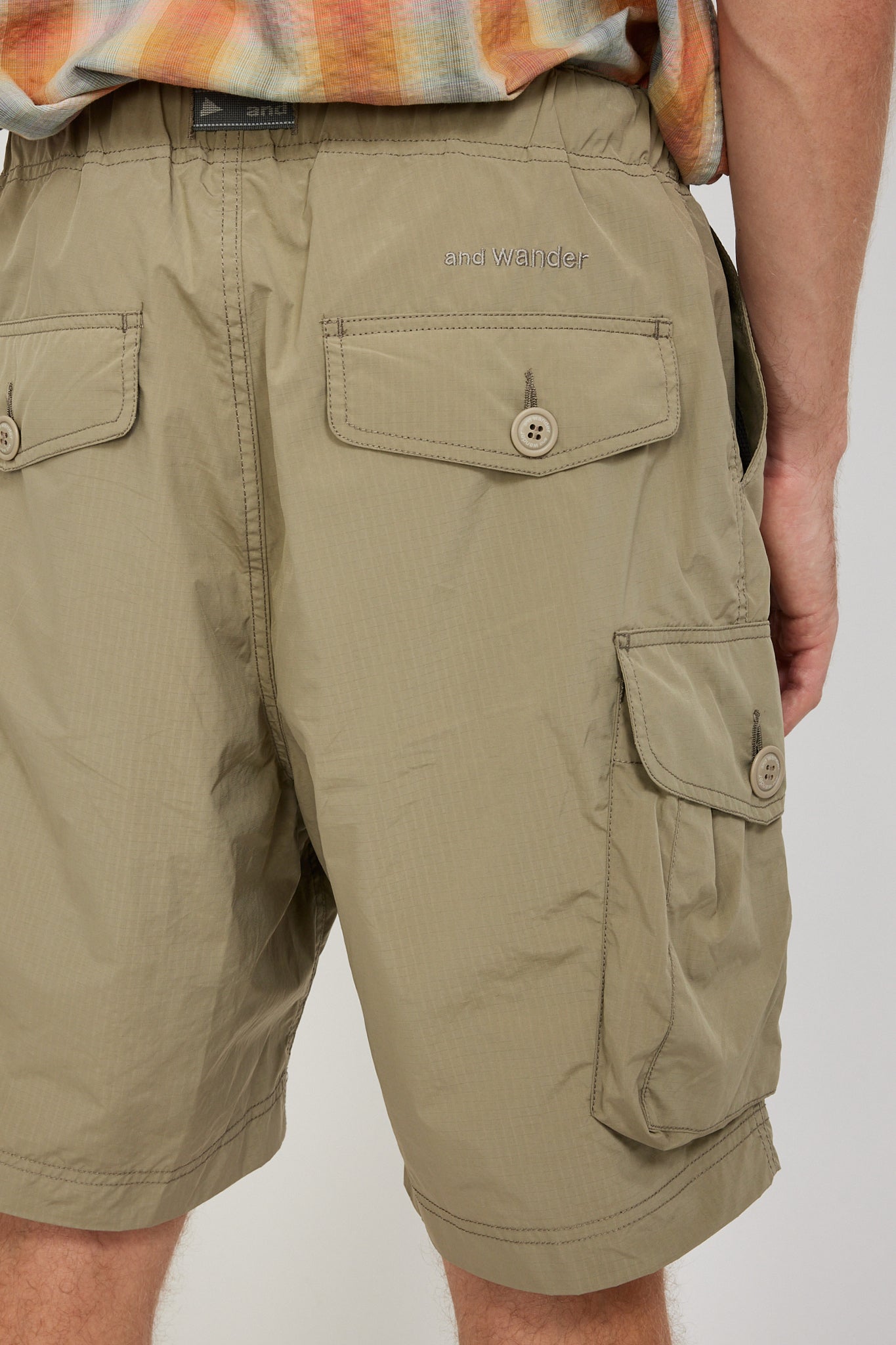 And Wander | Oversized Cargo Short Pants Light Beige | Maplestore