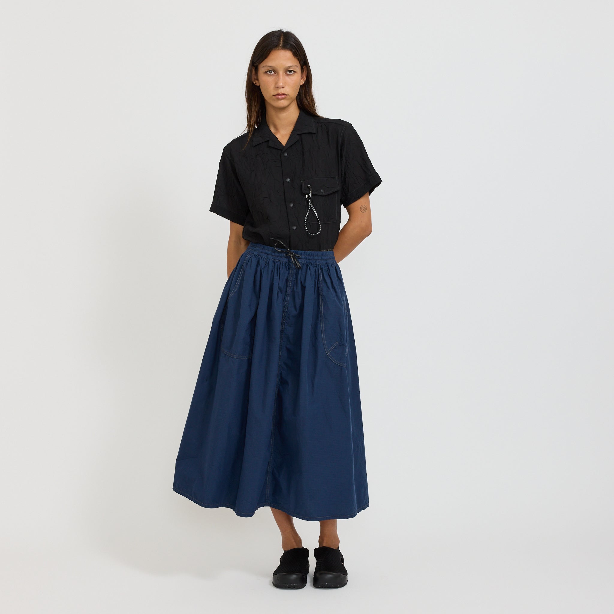 And Wander | Washer Pleated Open SS Shirt Black | Maplestore