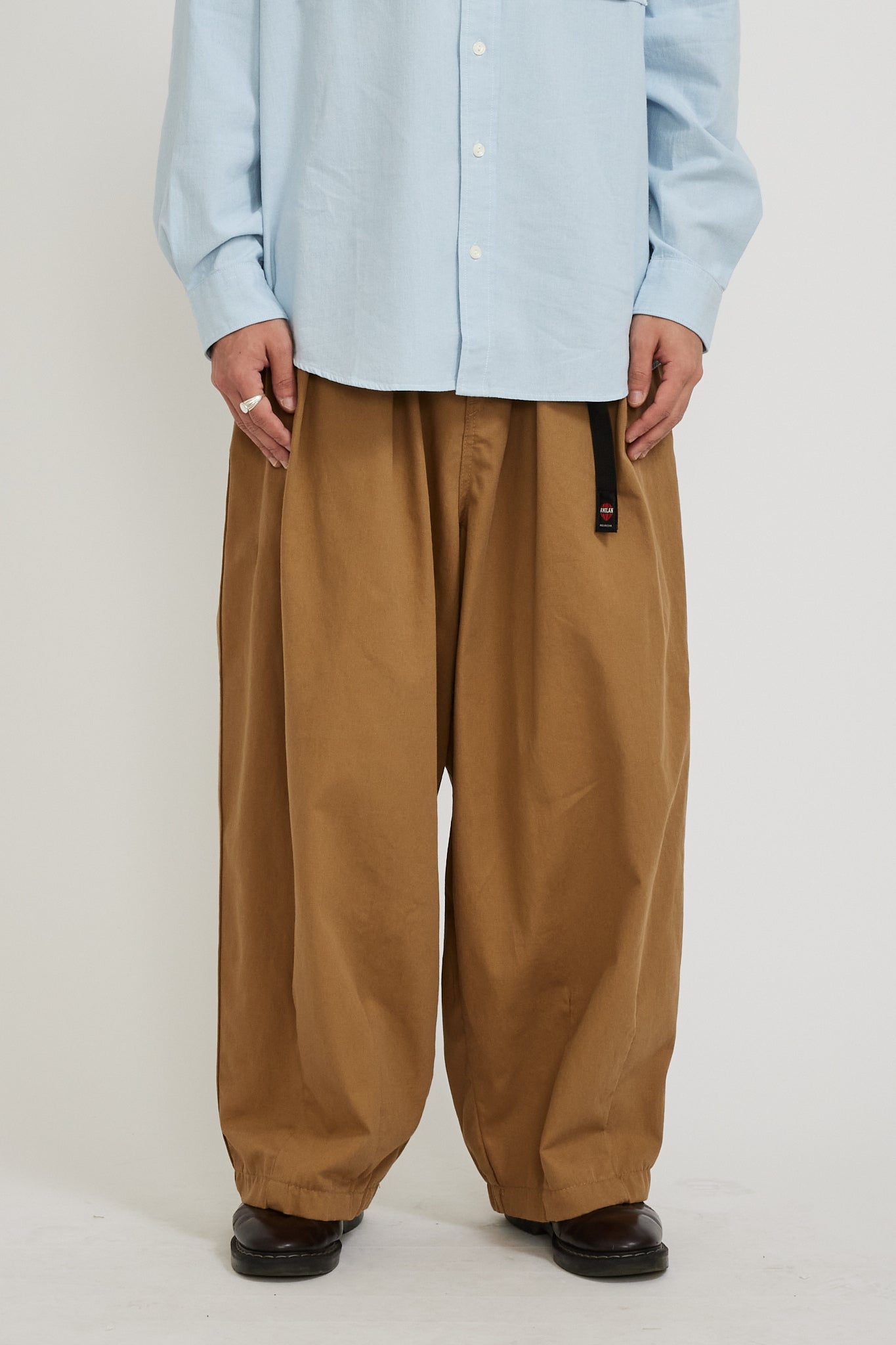 Anglan | Twill Cotton Belt Balloon Pants Beige | Maplestore