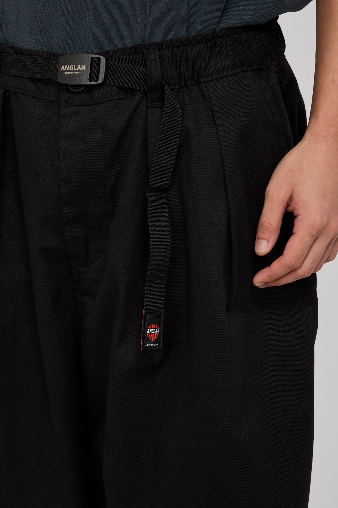 Anglan | Twill Cotton Belt Balloon Pants Black | Maplestore