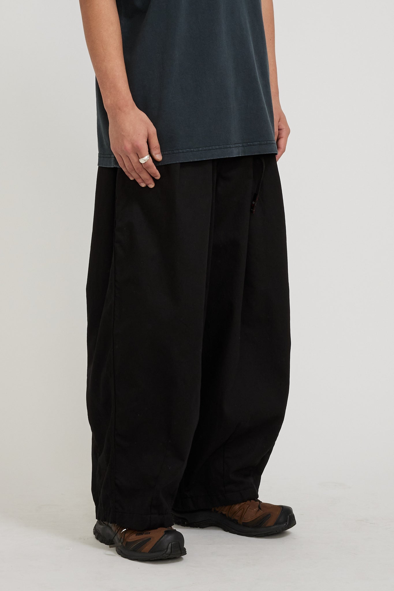 Anglan | Twill Cotton Belt Balloon Pants Black | Maplestore