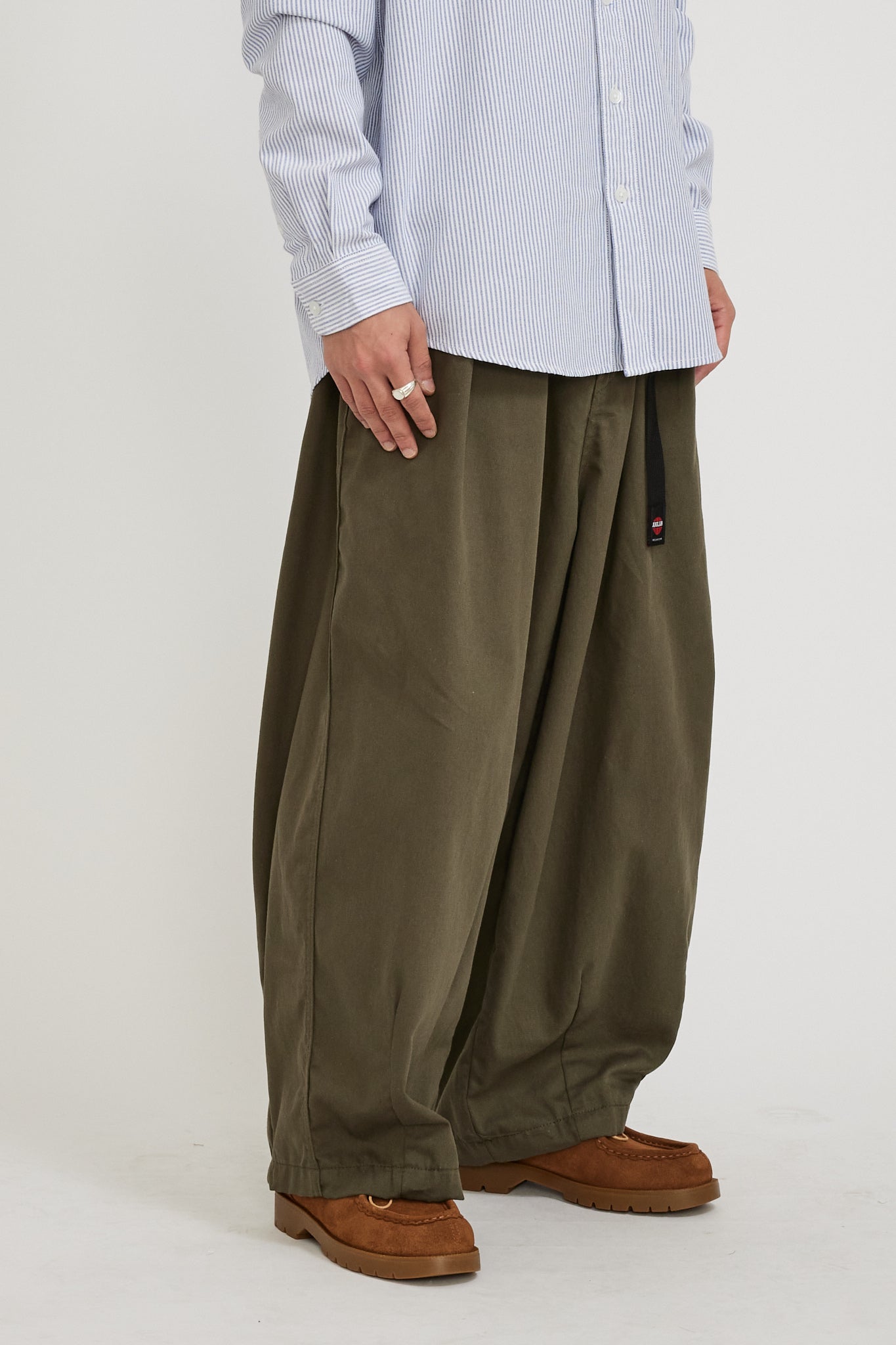 Anglan | Twill Cotton Belt Balloon Pants Khaki | Maplestore