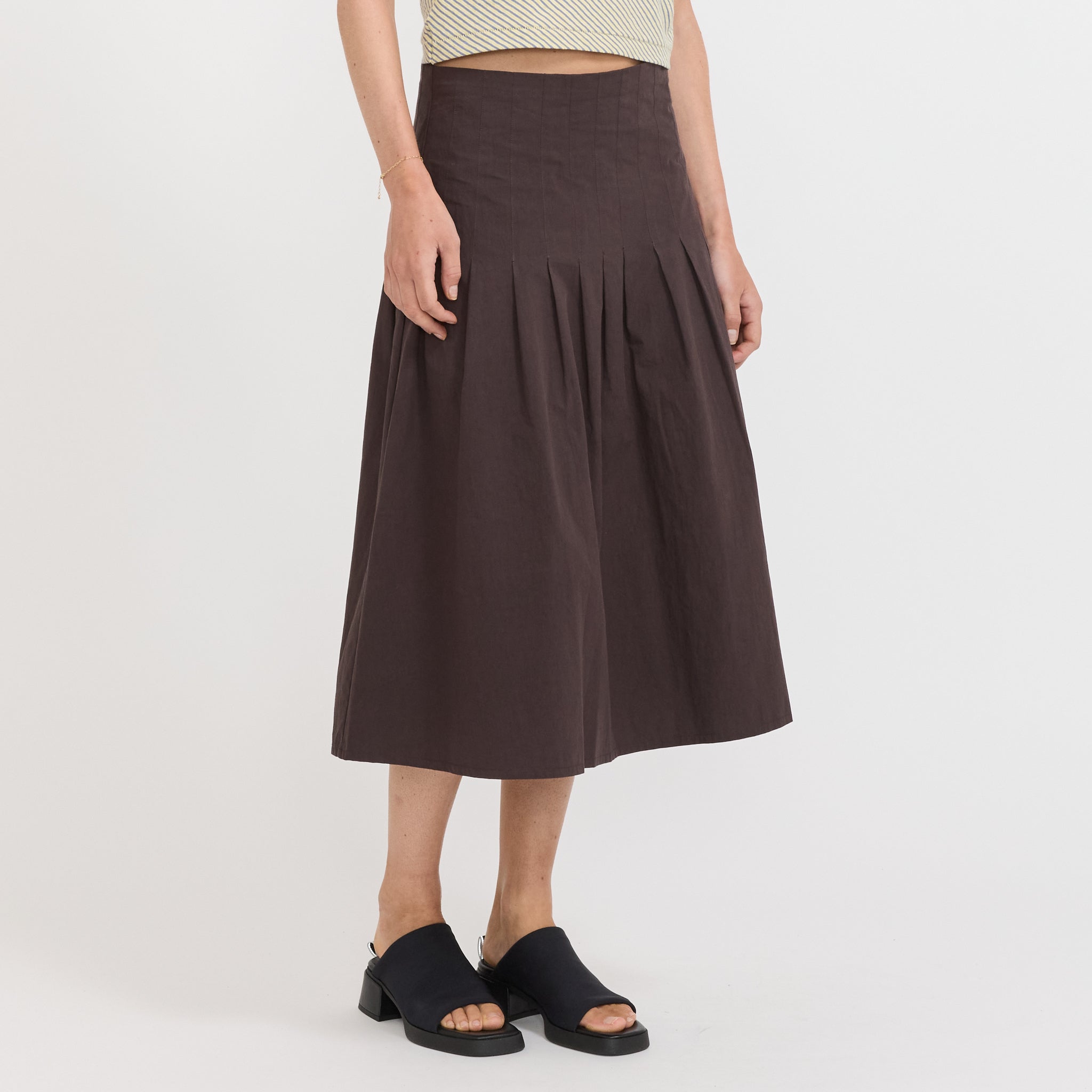 Bassike | Crushed Cotton Pleated Skirt Chocolate | Maplestore