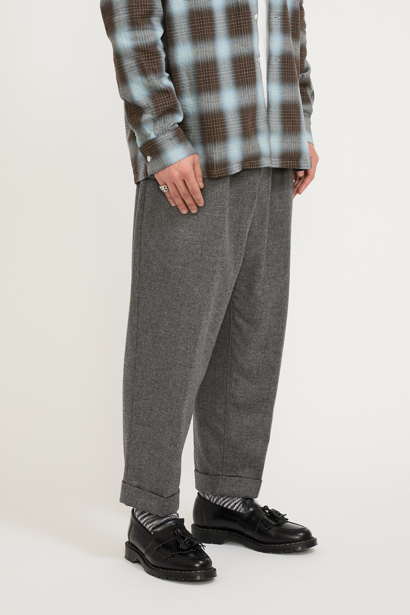 Beams Plus | 2 Pleats Tapered Flannel Pant Grey | Maplestore