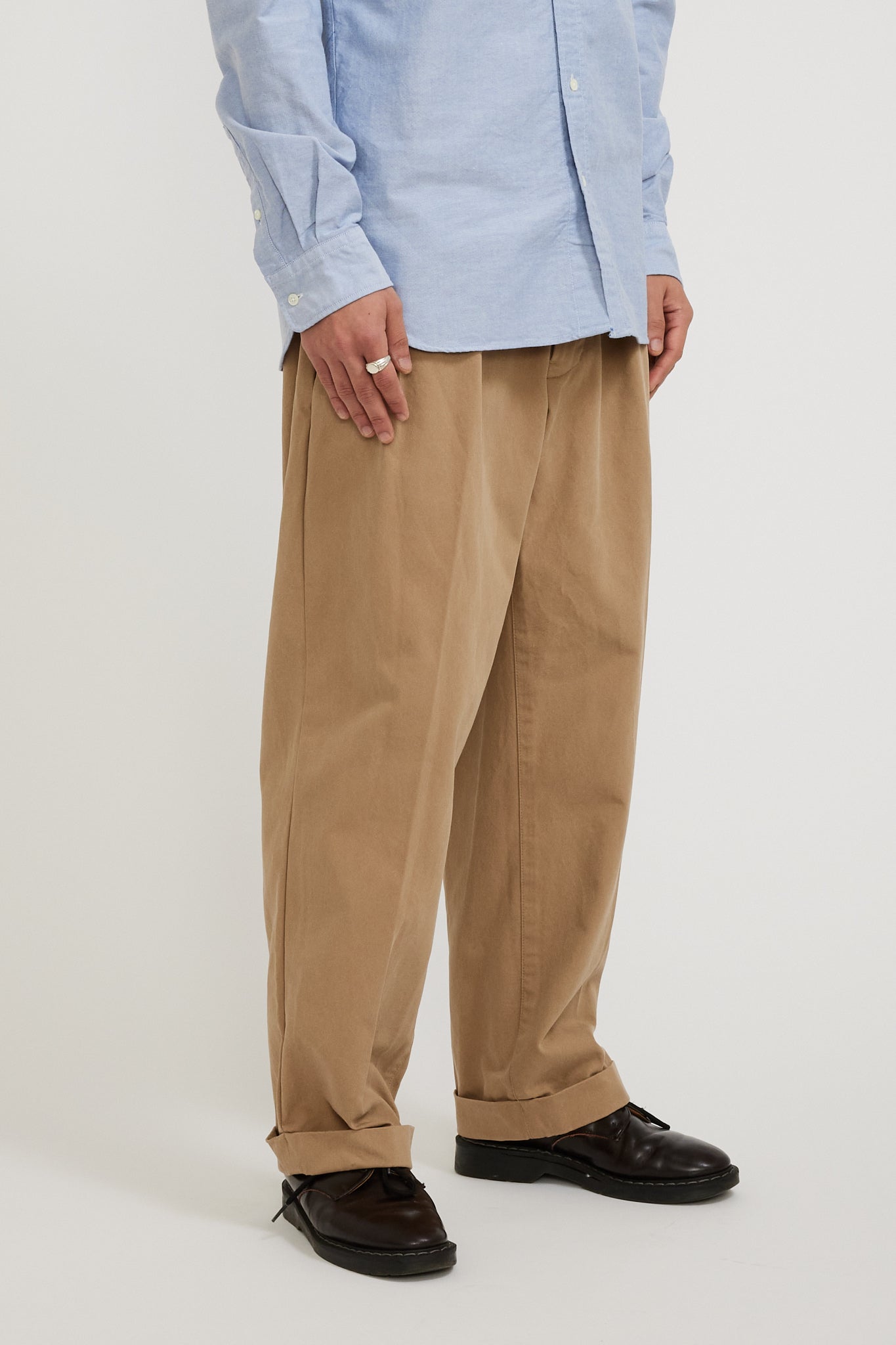 Beams Plus | 2 Pleats Trousers Twill Khaki | Maplestore