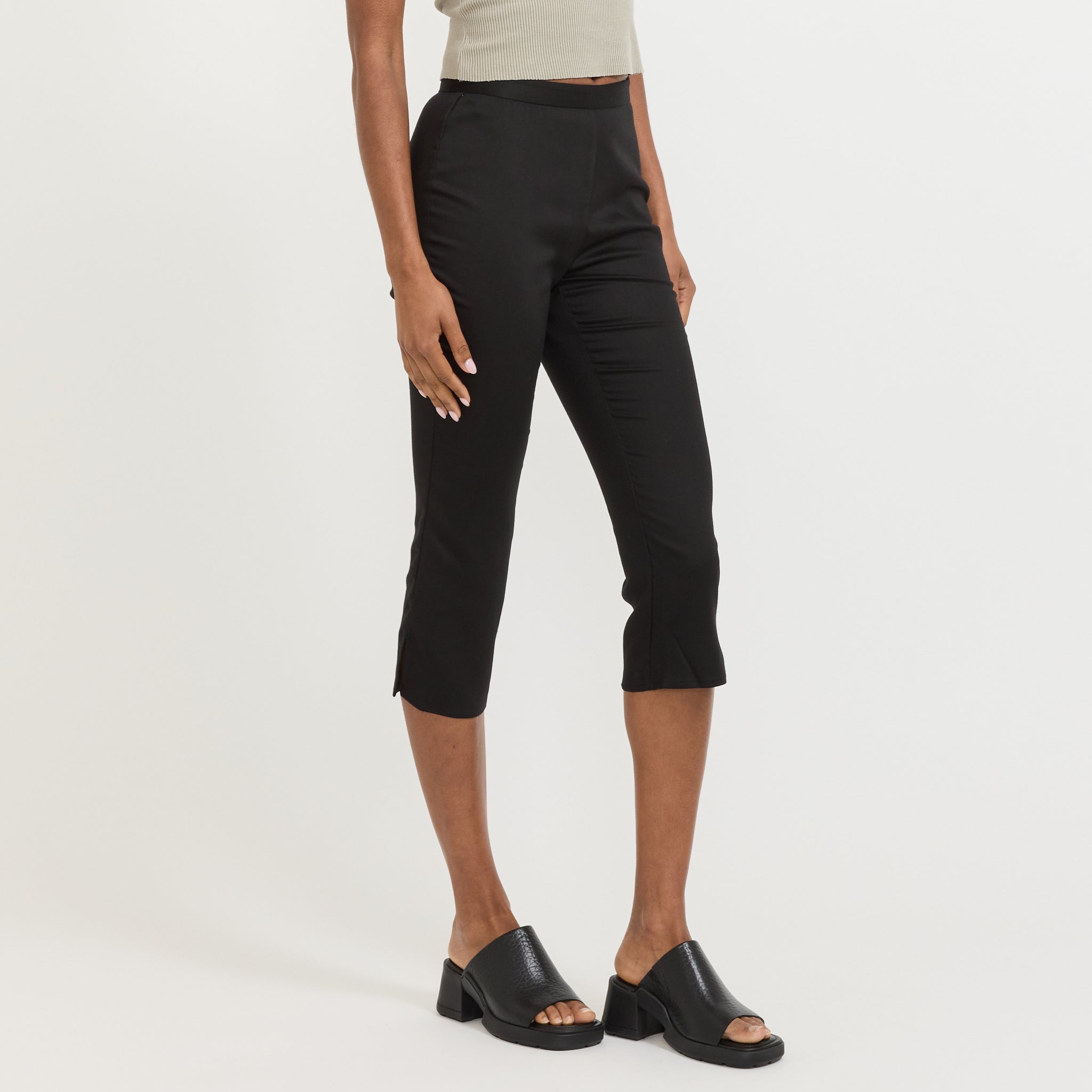 Anouk Capris Black