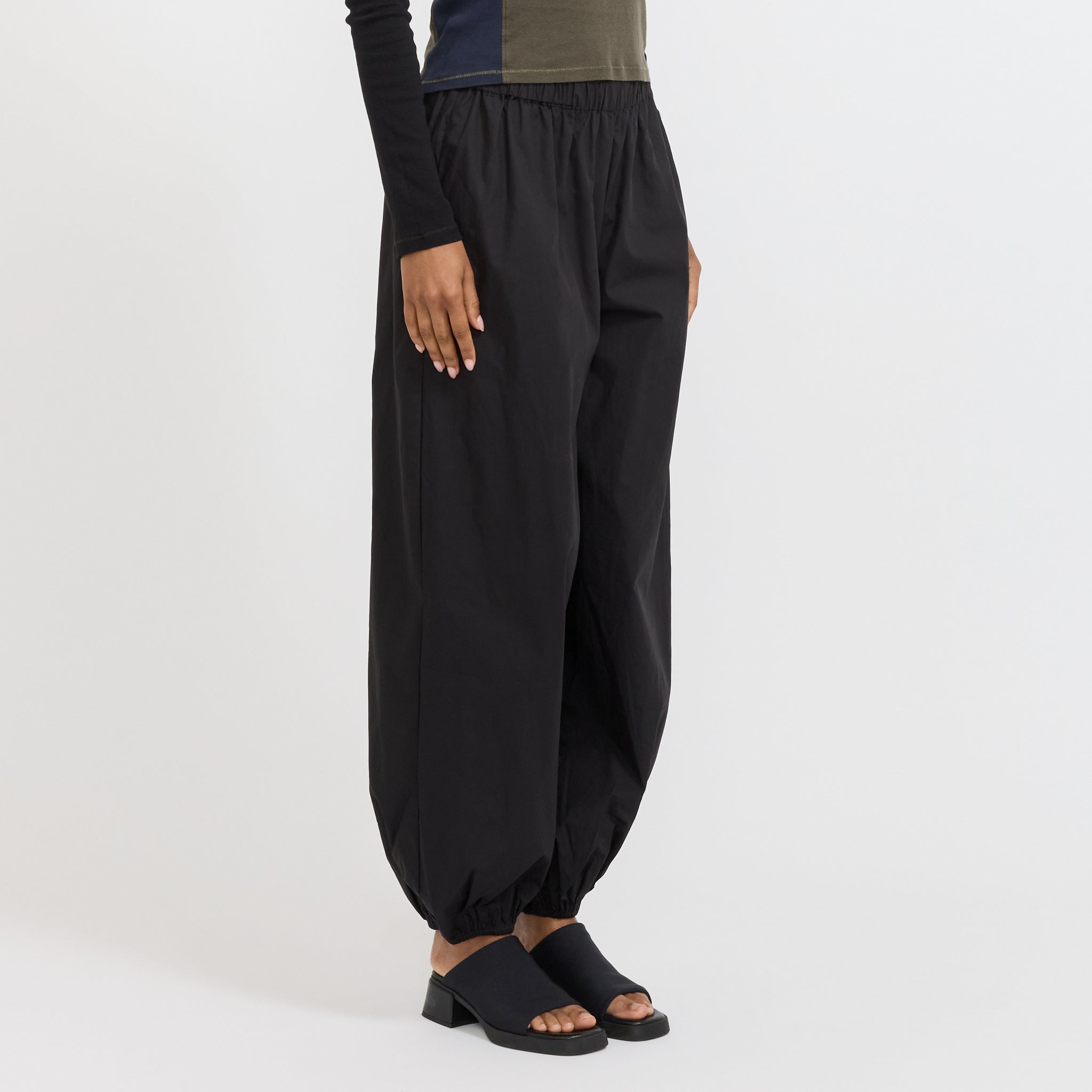 Yan Pants Black