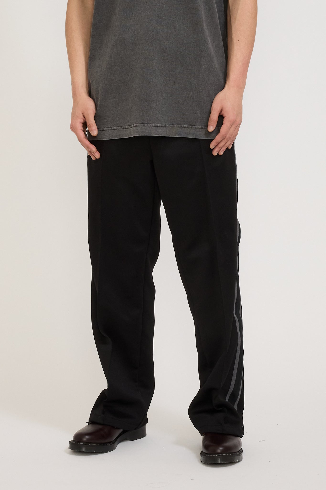 Carhartt WIP | Bolan Sweat Pant Black/Graphite | Maplestore