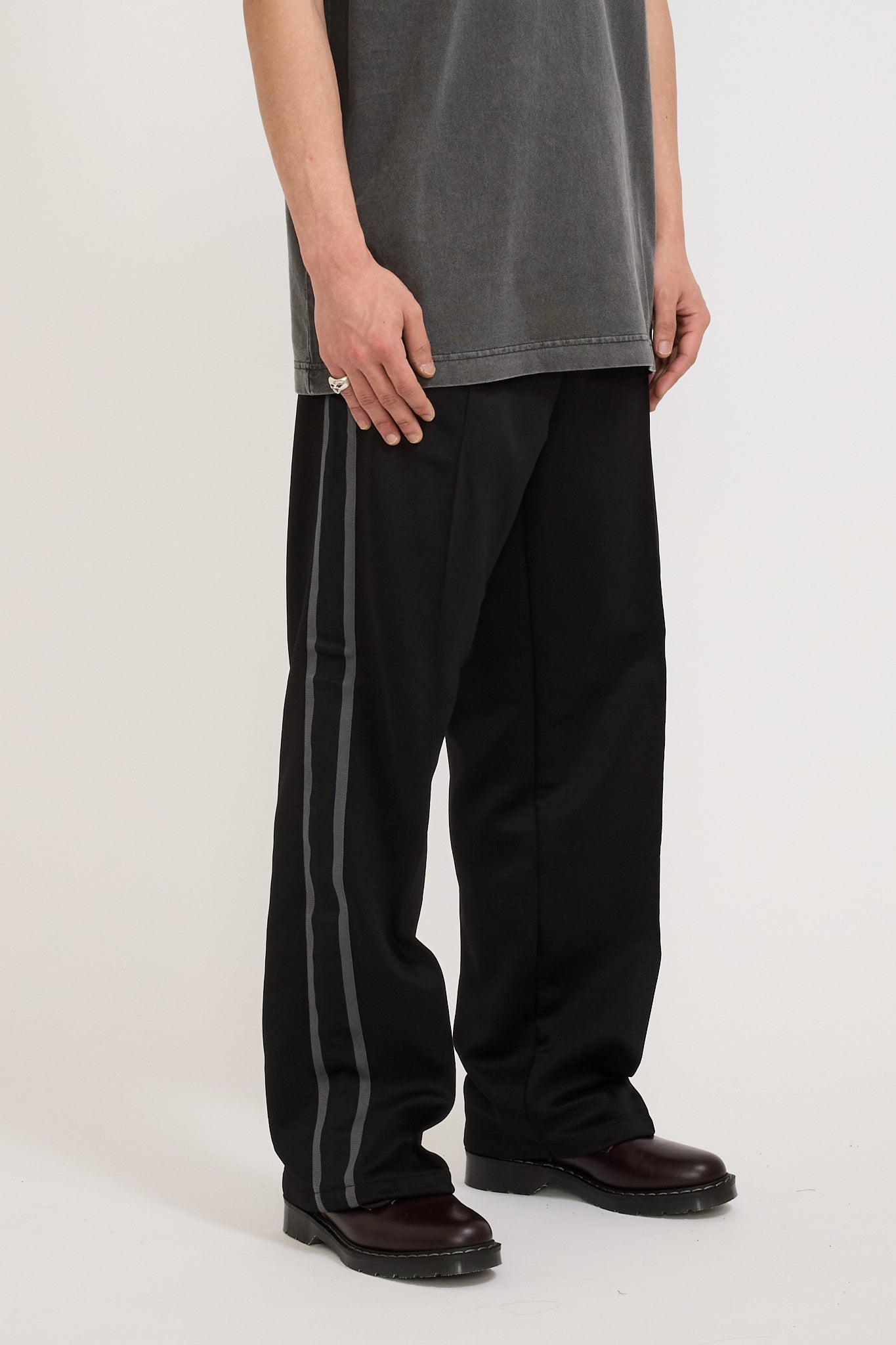 Carhartt WIP | Bolan Sweat Pant Black/Graphite | Maplestore