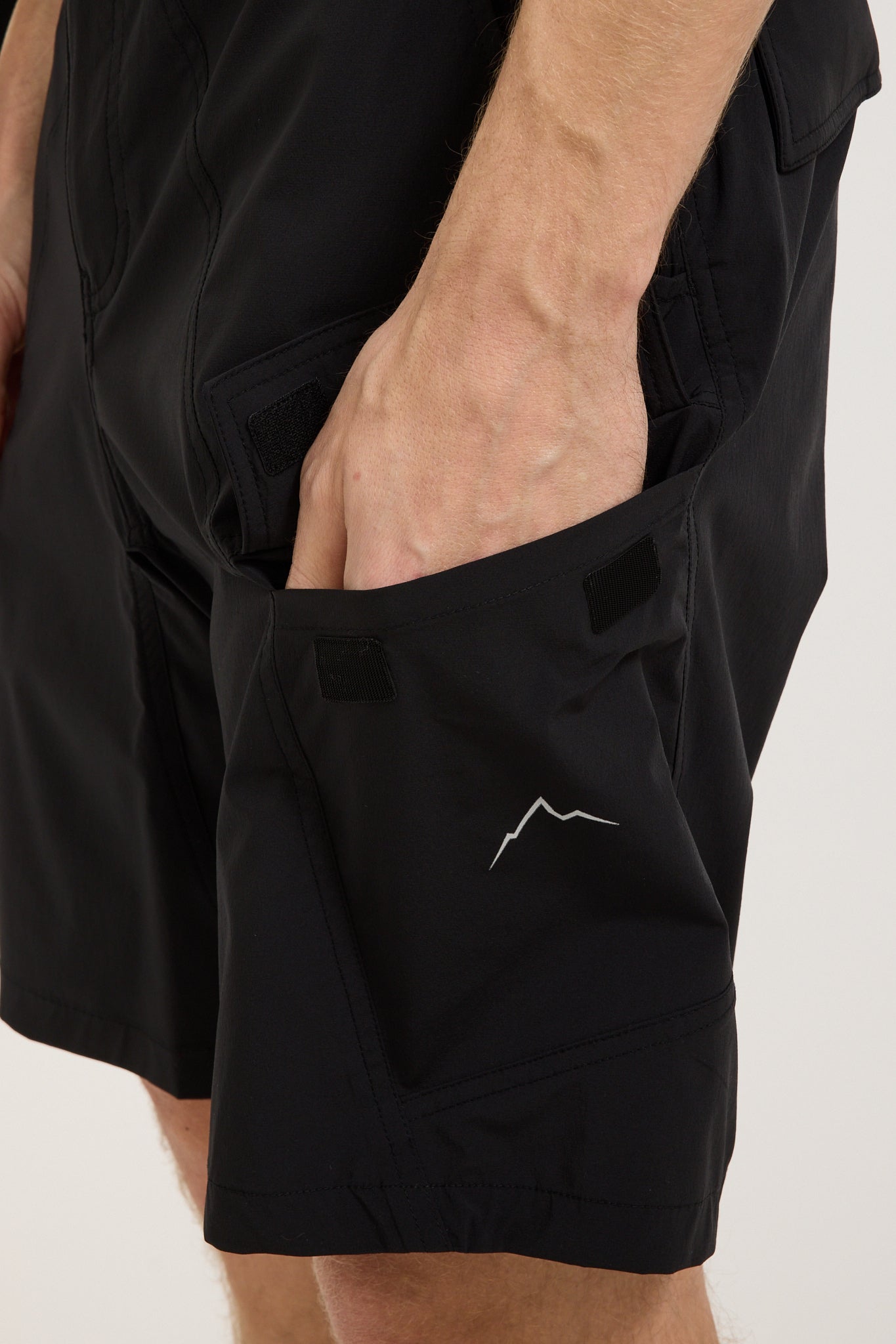 Cayl | Flap Cargo Shorts Black | Maplestore