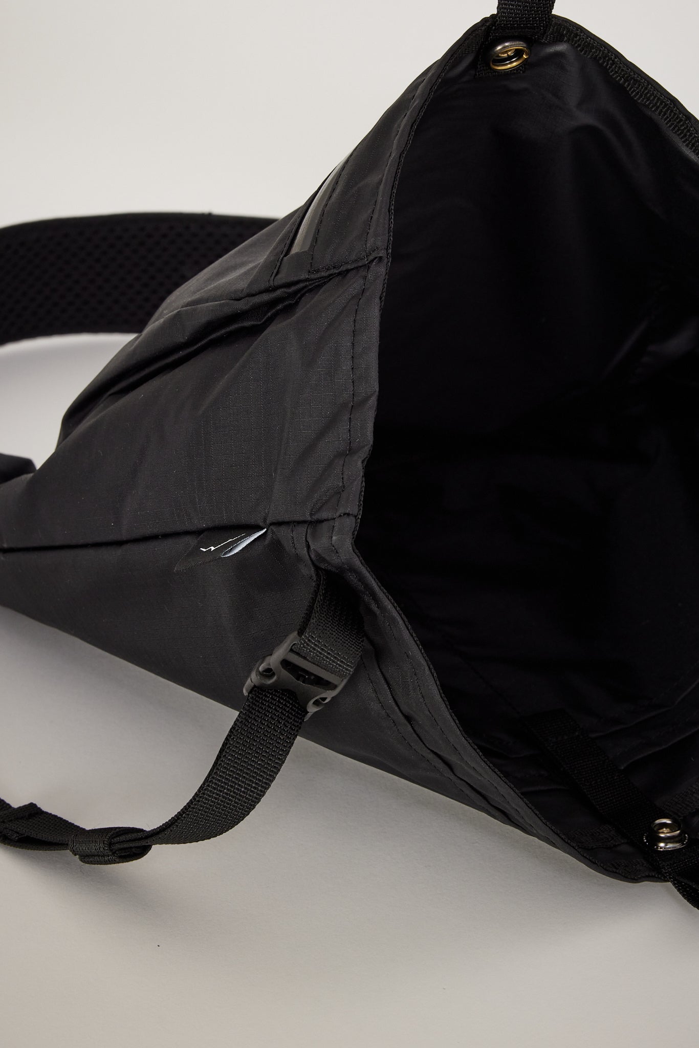 Cayl | Light Shoulder Bag Black | Maplestore