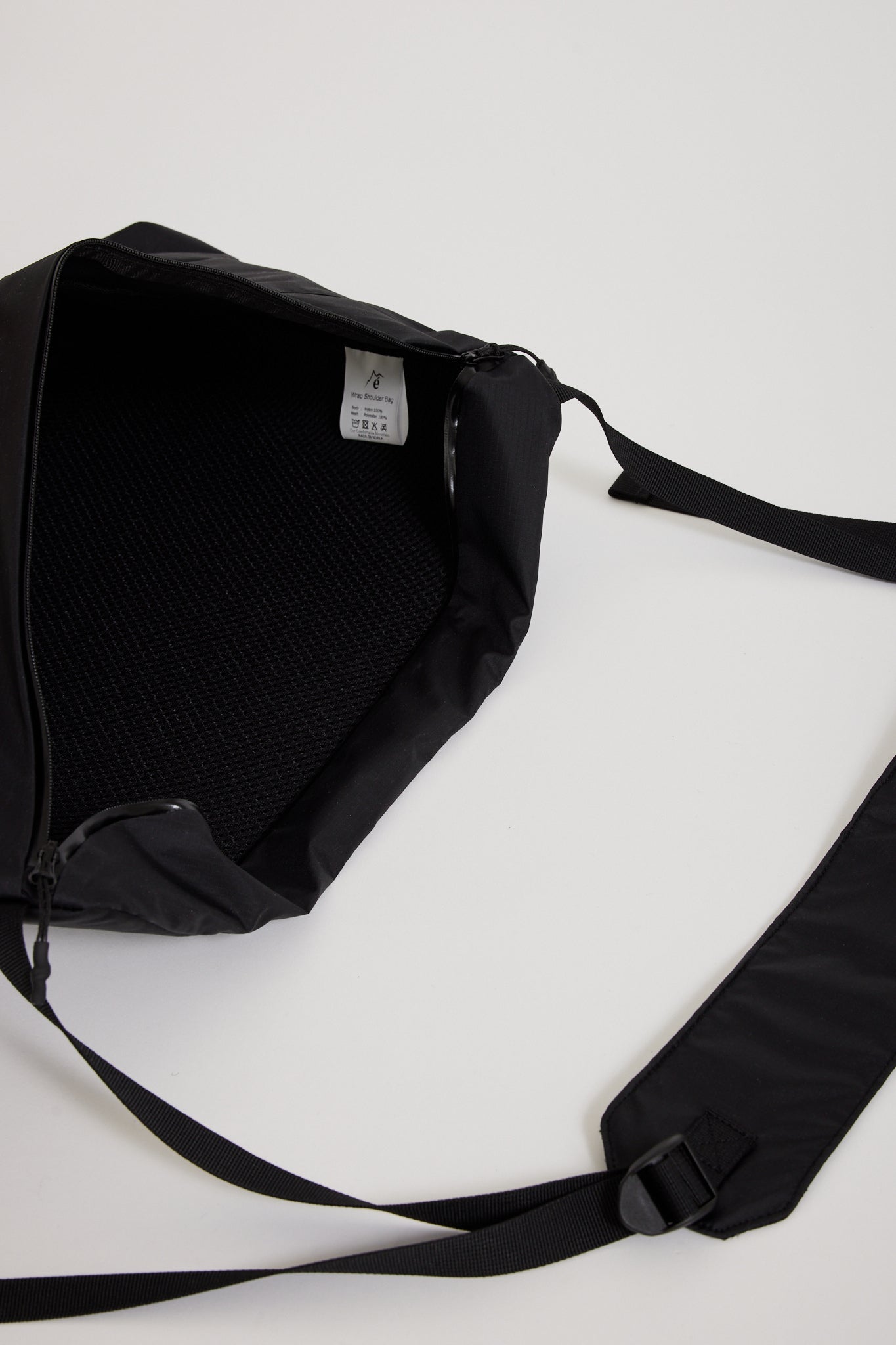 Cayl | Wrap Shoulder Bag Black | Maplestore