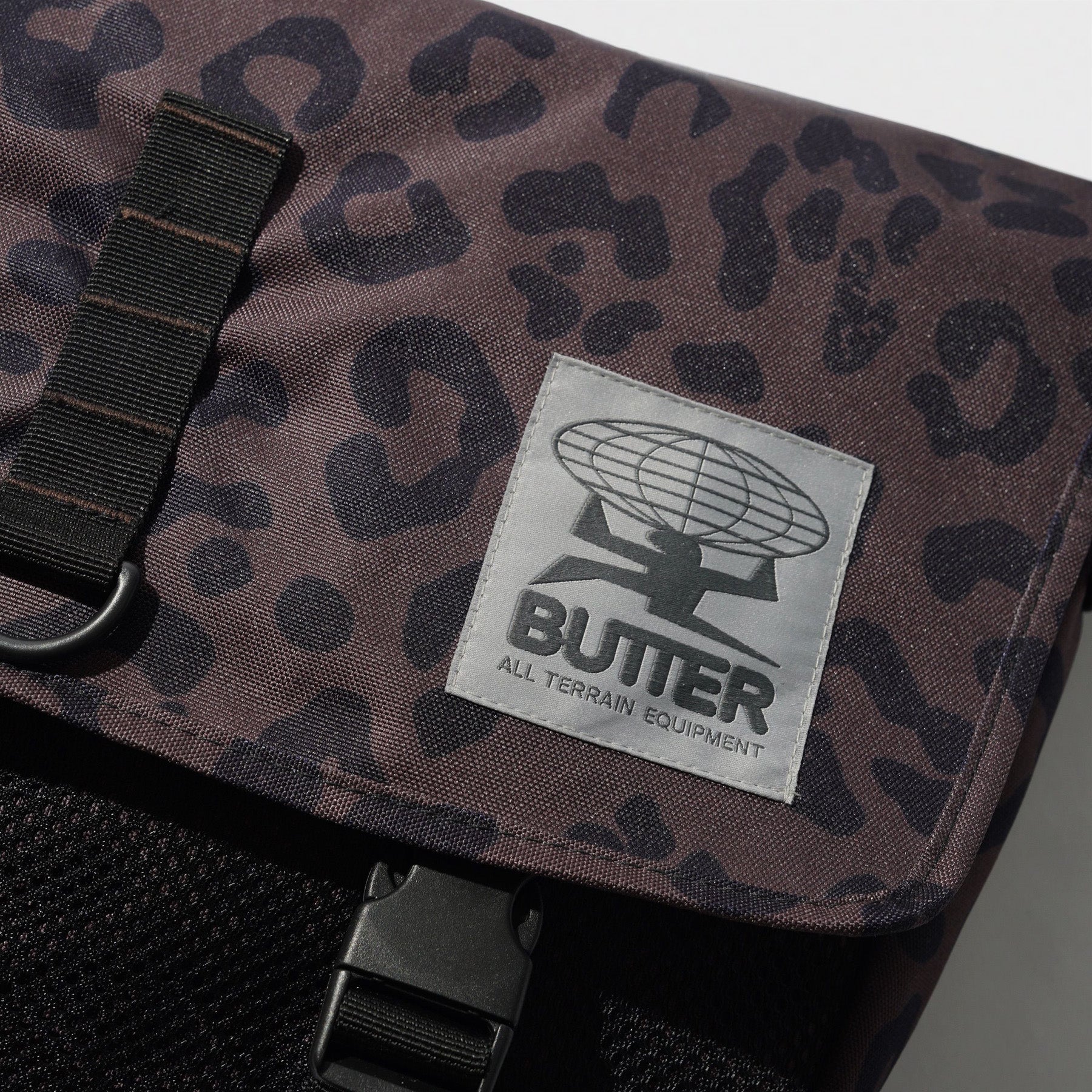 Commute Side Bag Leopard