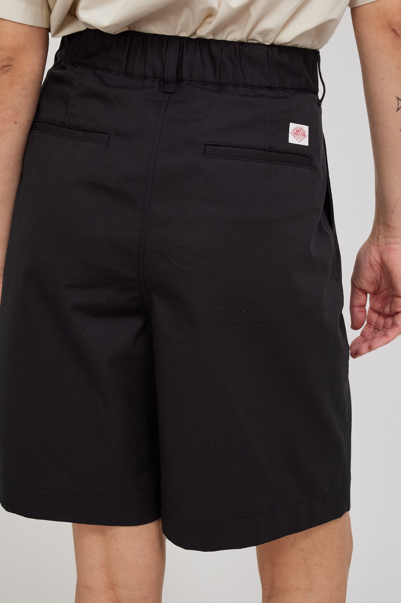 Danton | 2 Tuck Shorts Black | Maplestore