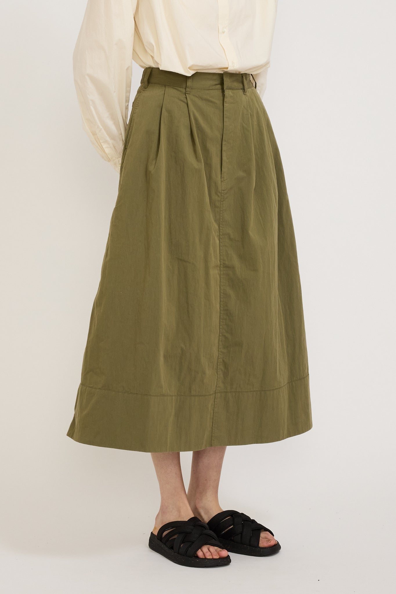 Danton | Twill Double Pleated Skirt Olive | Maplestore