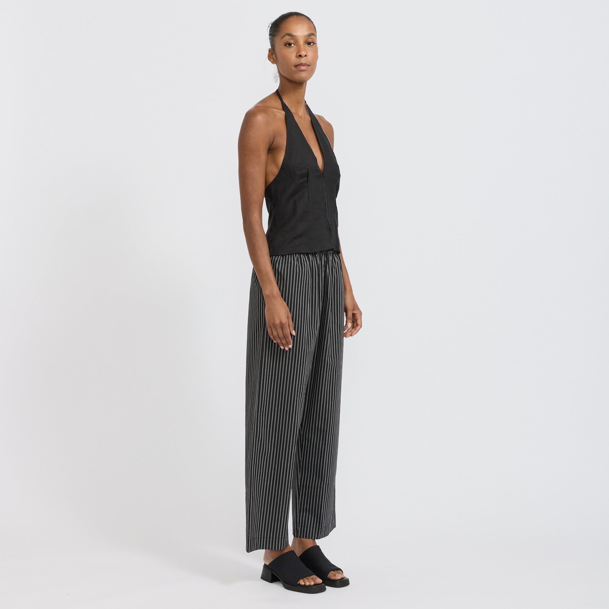 Close Halter Top Black