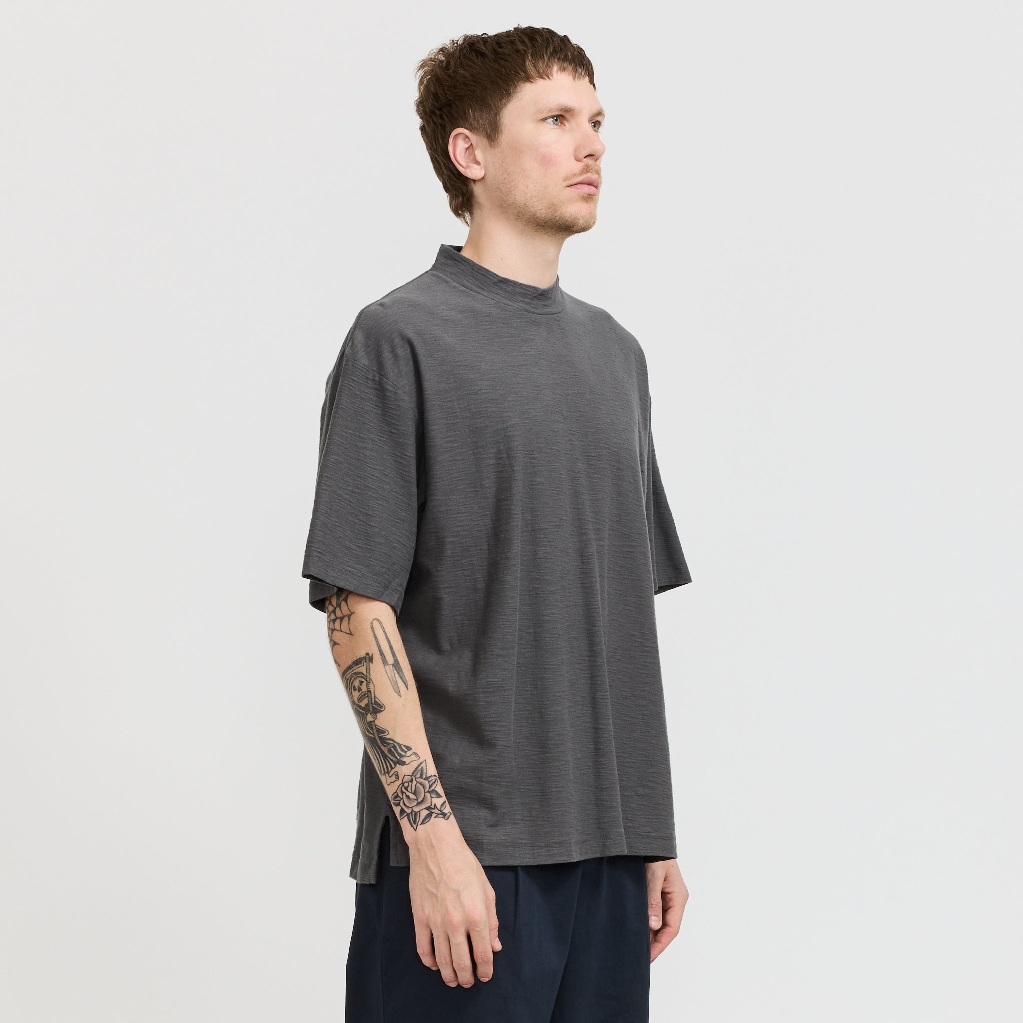 Eastlogue | Mock Neck T-Shirt Charcoal | Maplestore