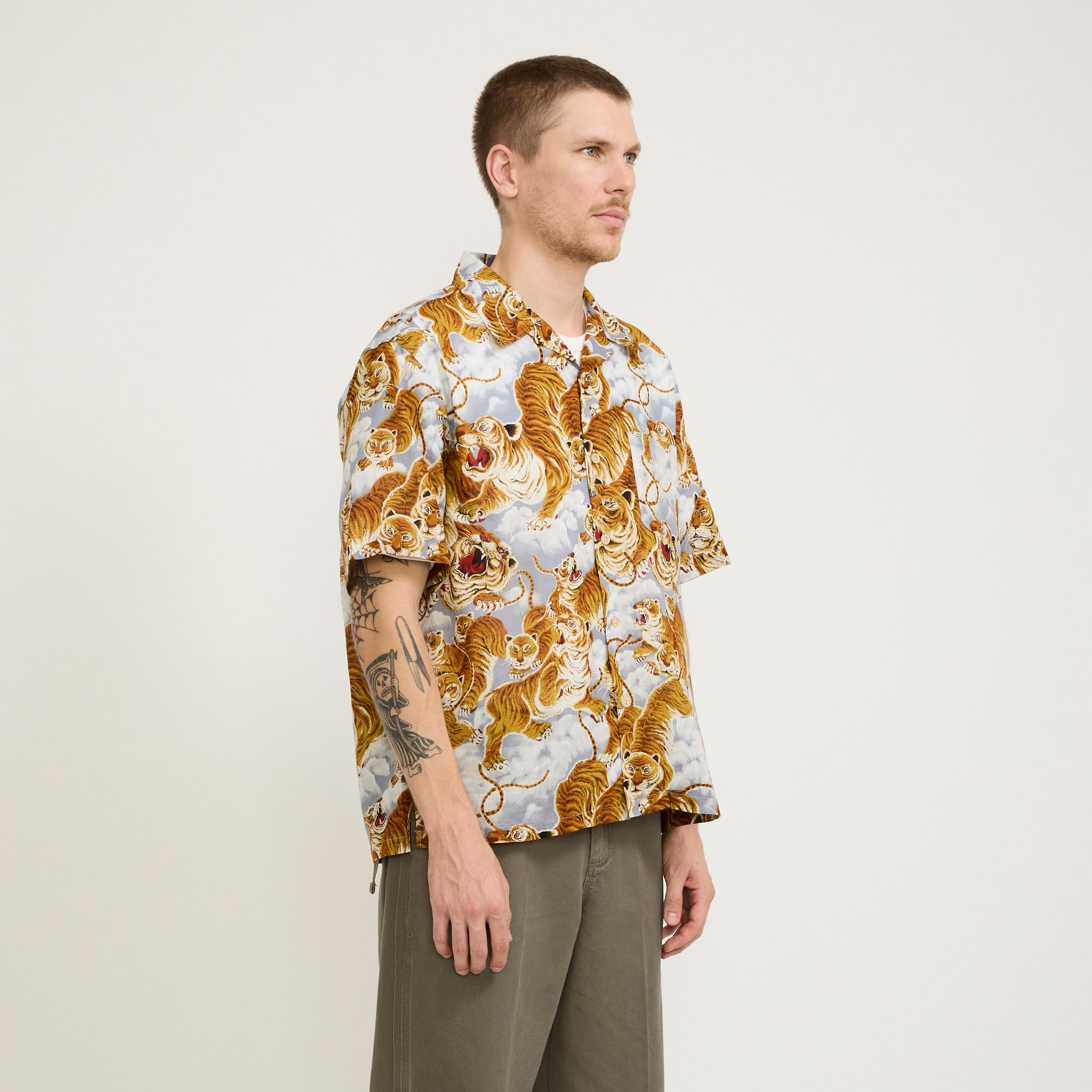 Frizmworks | Tiger Hawaiian Half Shirt Gray | Maplestore