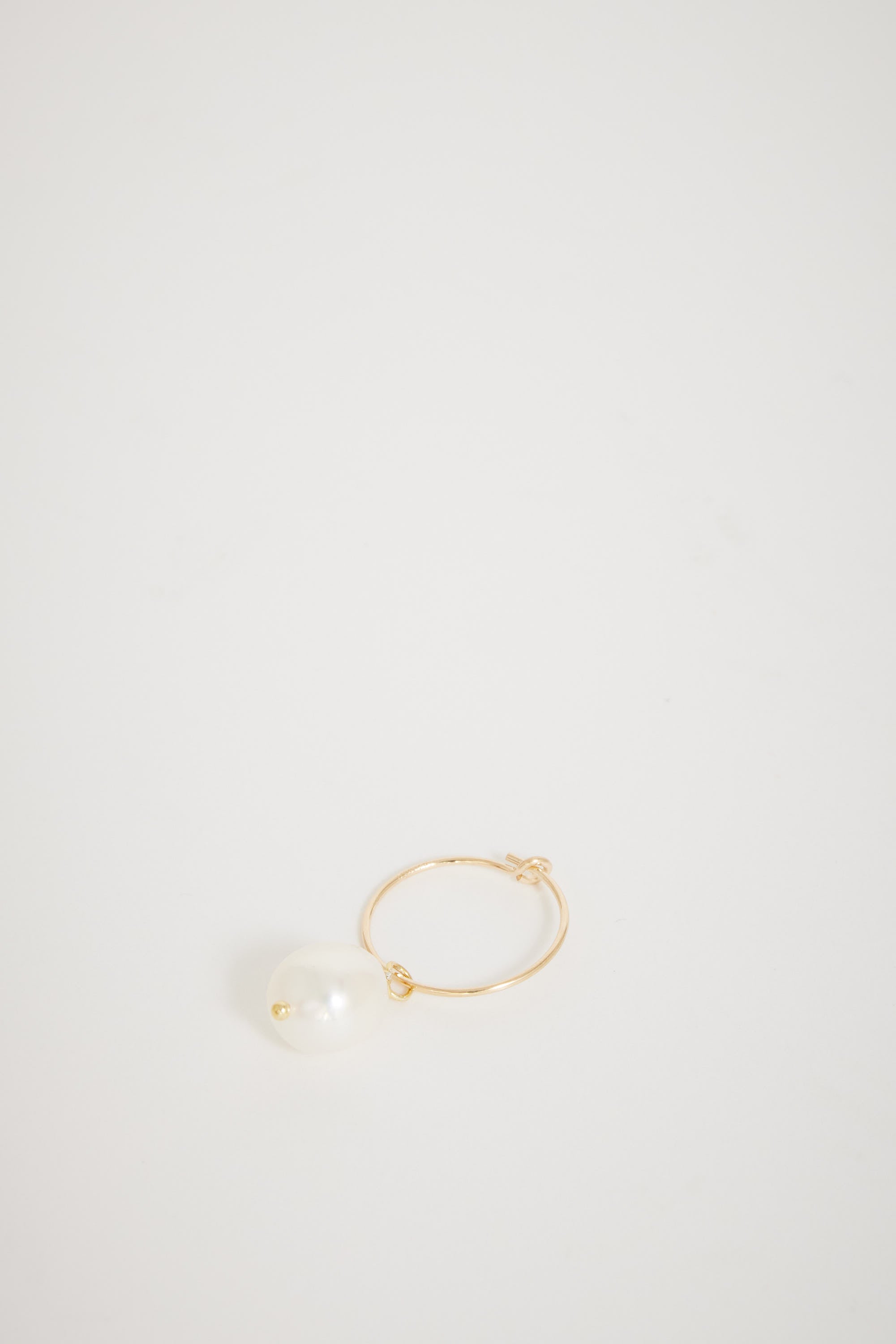 JOYE | Pearl Charm Hoop Single Gold | Maplestore