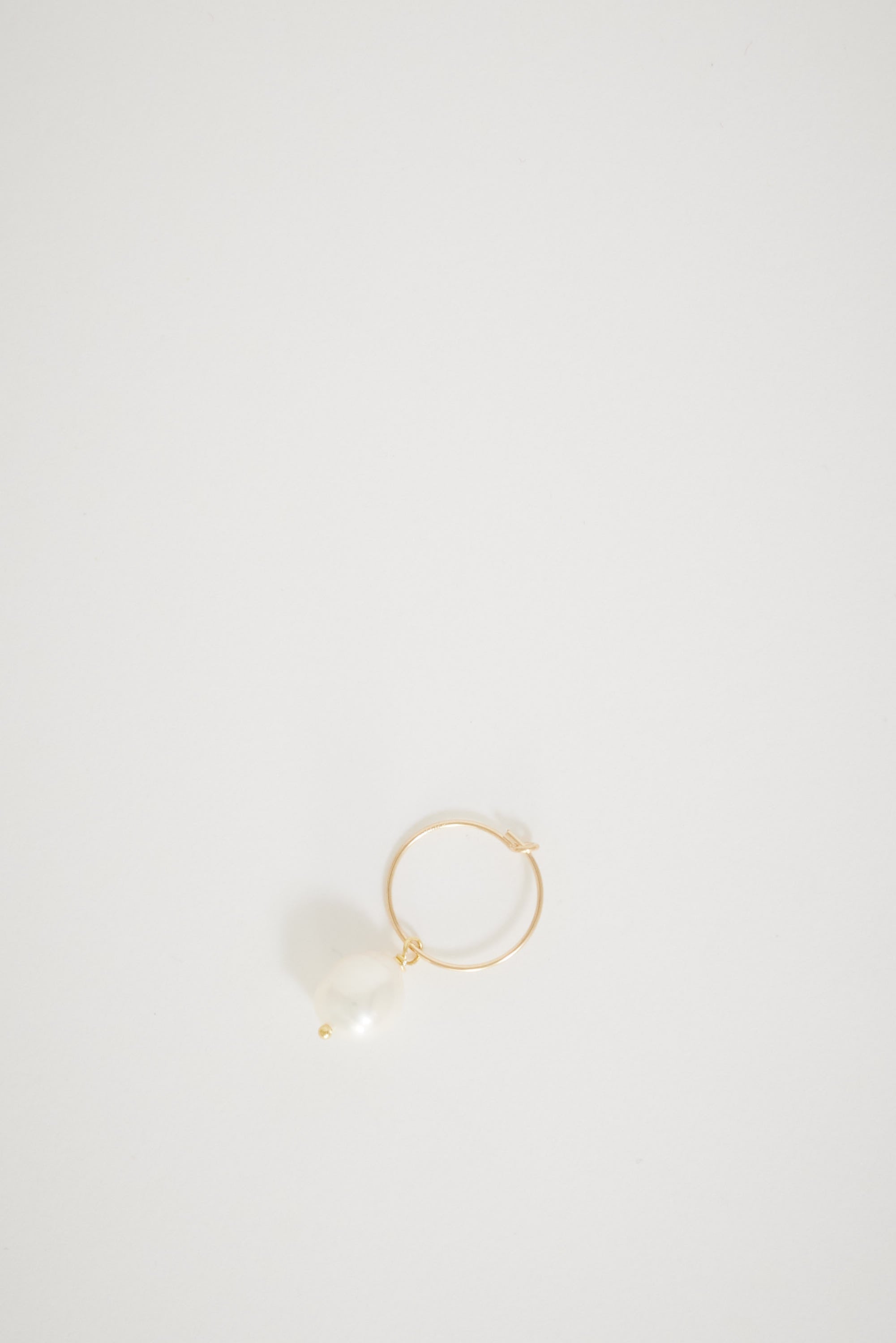 JOYE | Pearl Charm Hoop Single Gold | Maplestore