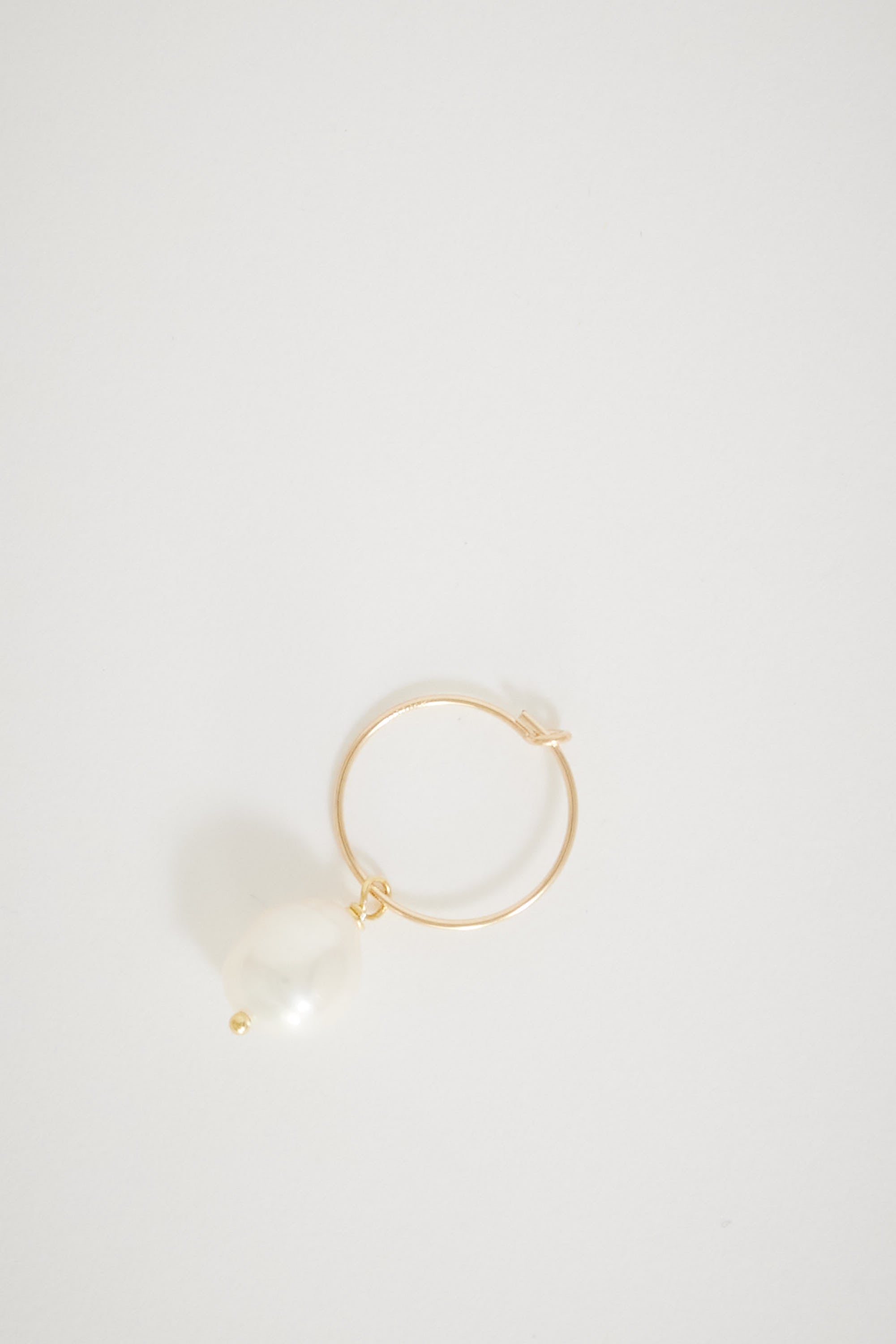 JOYE | Pearl Charm Hoop Single Gold | Maplestore