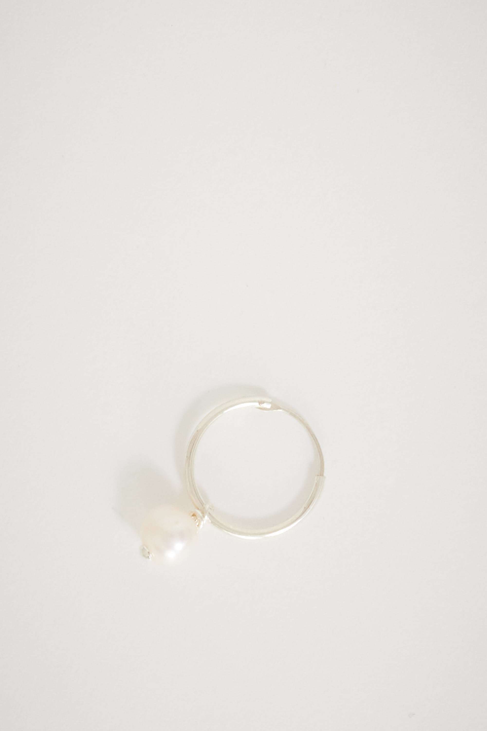 JOYE | Pearl Charm Hoop Single Silver | Maplestore