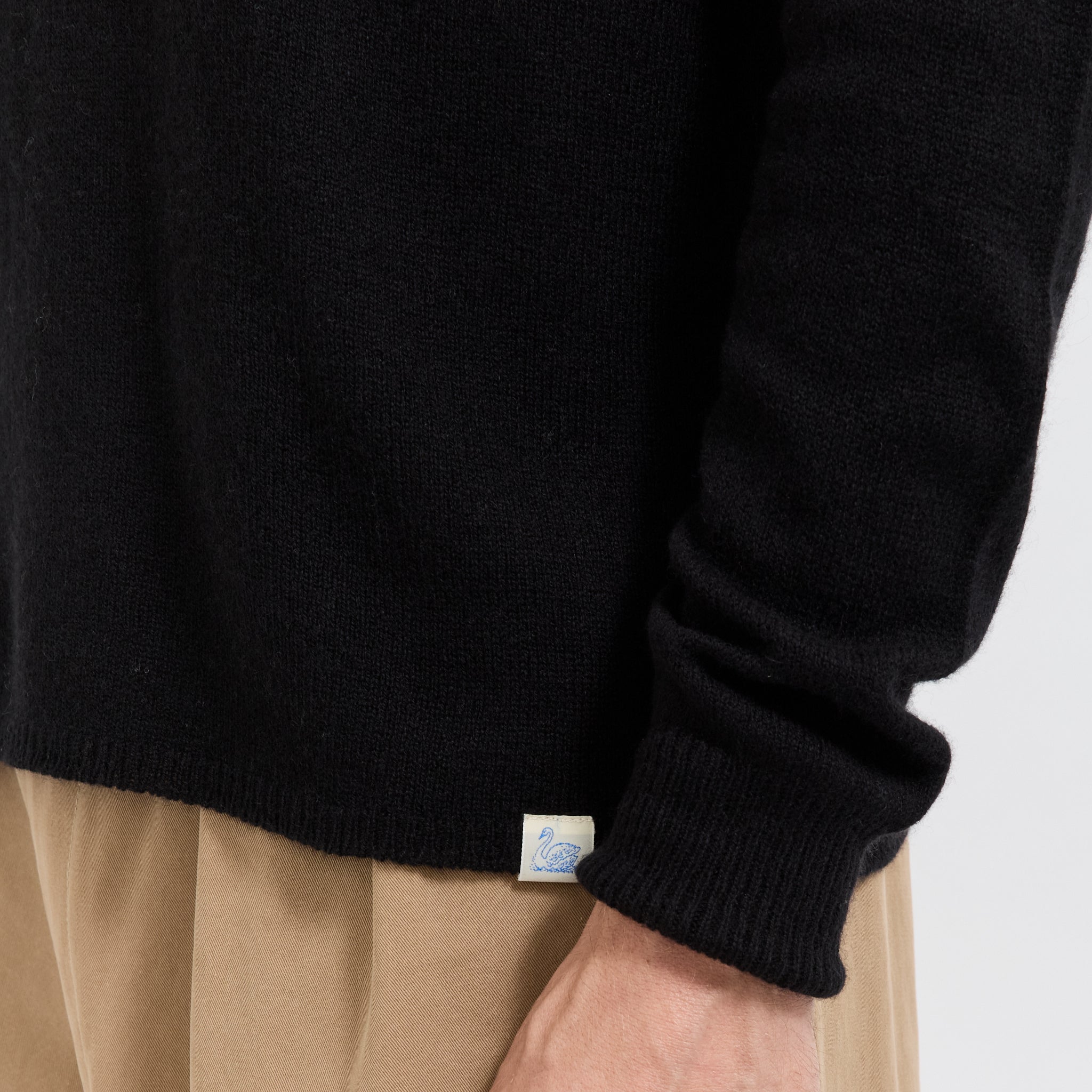 Merz B Schwanen | Lightweight Merino Wool Cashmere Silk Sweater Deep Black | Maplestore