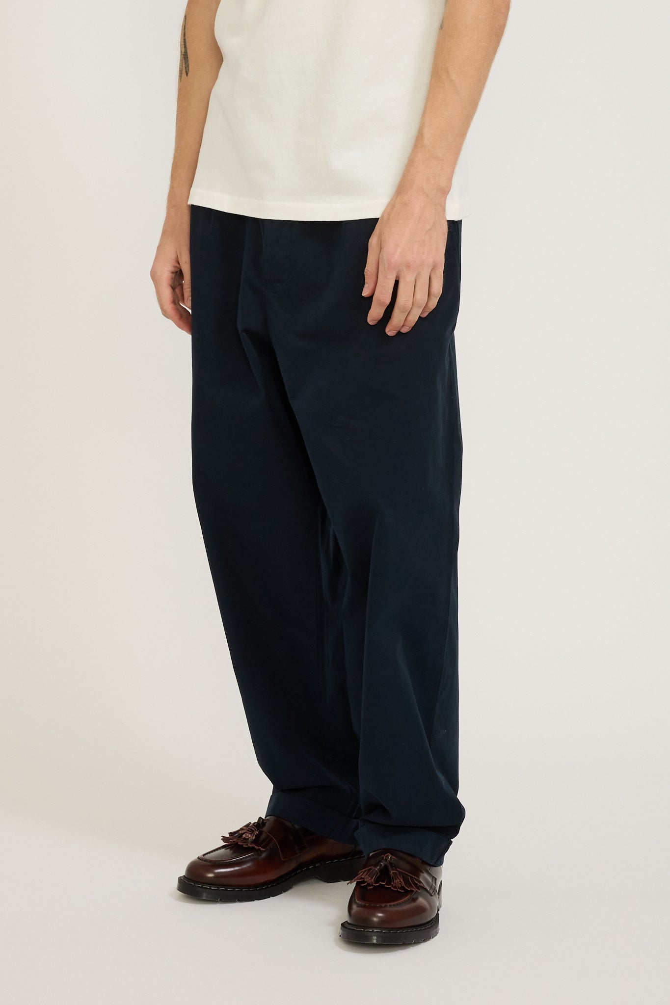 Merz B Schwanen | GOOD BASICS | Relaxed Fit Pleated Front Pants Dark Navy | Maplestore