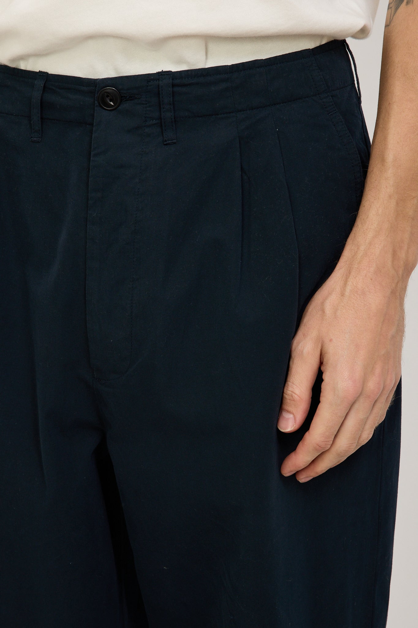 Merz B Schwanen | GOOD BASICS | Relaxed Fit Pleated Front Pants Dark Navy | Maplestore