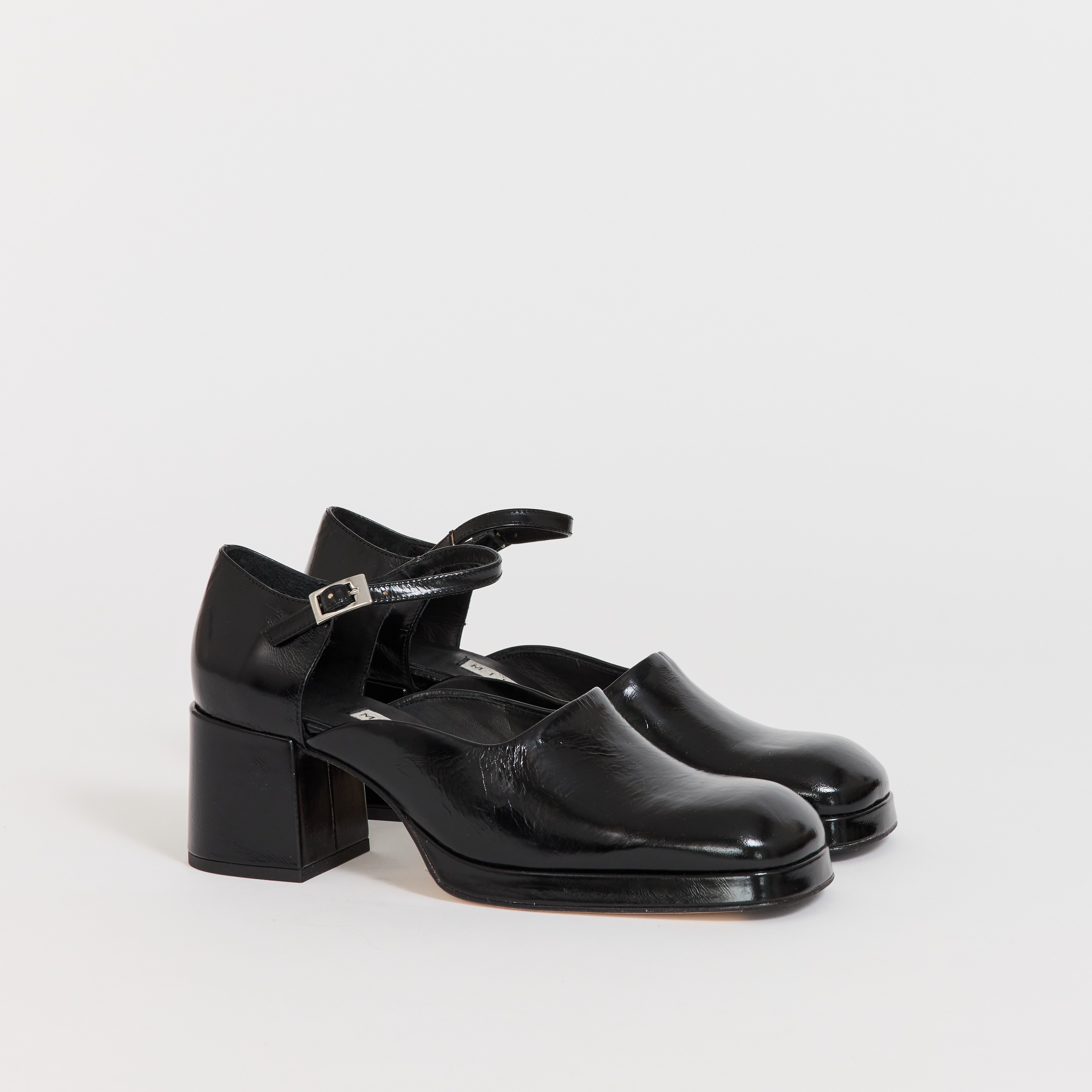 Yara Black Courts