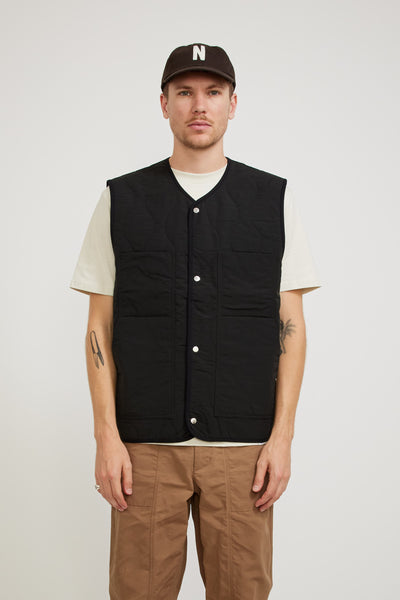 Norse Projects | Peter Waxed Nylon Insulated Vest Black | Maplestore